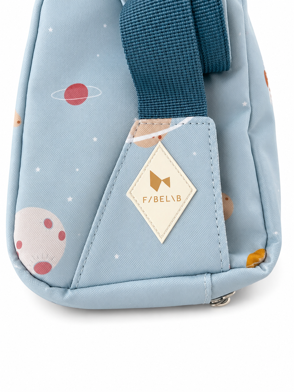 Seitliche Detailaufnahme der Fabelab Kinder-Bauchtasche in Hellblau mit Weltraum-Motiv, verstellbarem Gurt und Logo aus recyceltem Polyester. Logo
