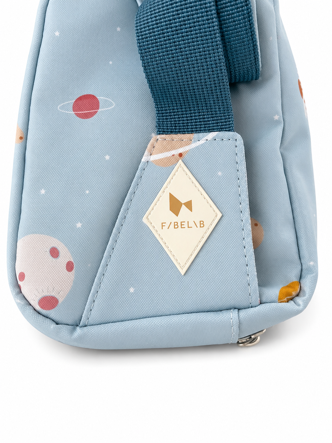 Seitliche Detailaufnahme der Fabelab Kinder-Bauchtasche in Hellblau mit Weltraum-Motiv, verstellbarem Gurt und Logo aus recyceltem Polyester. Logo