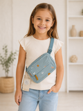Seitliche Detailaufnahme der Fabelab Kinder-Bauchtasche in Hellblau mit Weltraum-Motiv, verstellbarem Gurt und Logo aus recyceltem Polyester. V