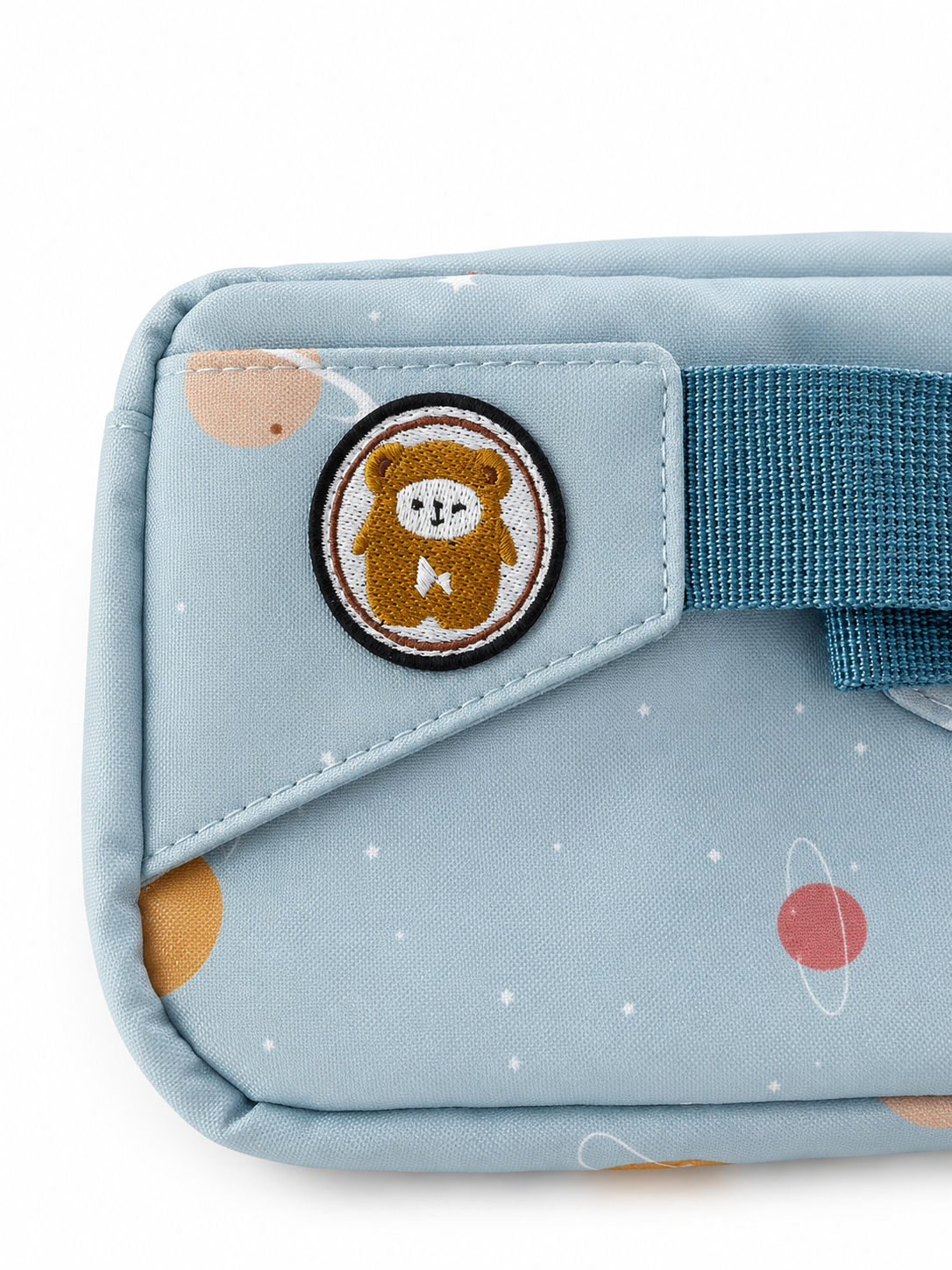 Seitliche Detailaufnahme der Fabelab Kinder-Bauchtasche in Hellblau mit Weltraum-Motiv, verstellbarem Gurt und Logo aus recyceltem Polyester. Applikation
