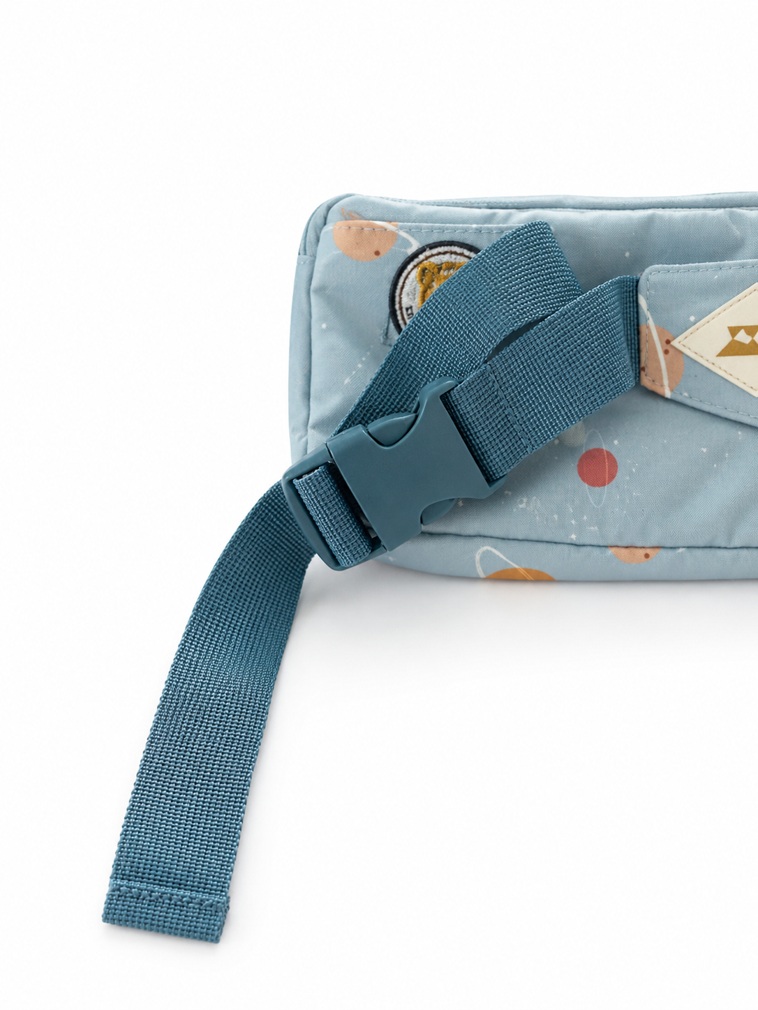 Seitliche Detailaufnahme der Fabelab Kinder-Bauchtasche in Hellblau mit Weltraum-Motiv, verstellbarem Gurt und Logo aus recyceltem Polyester. Schnalle