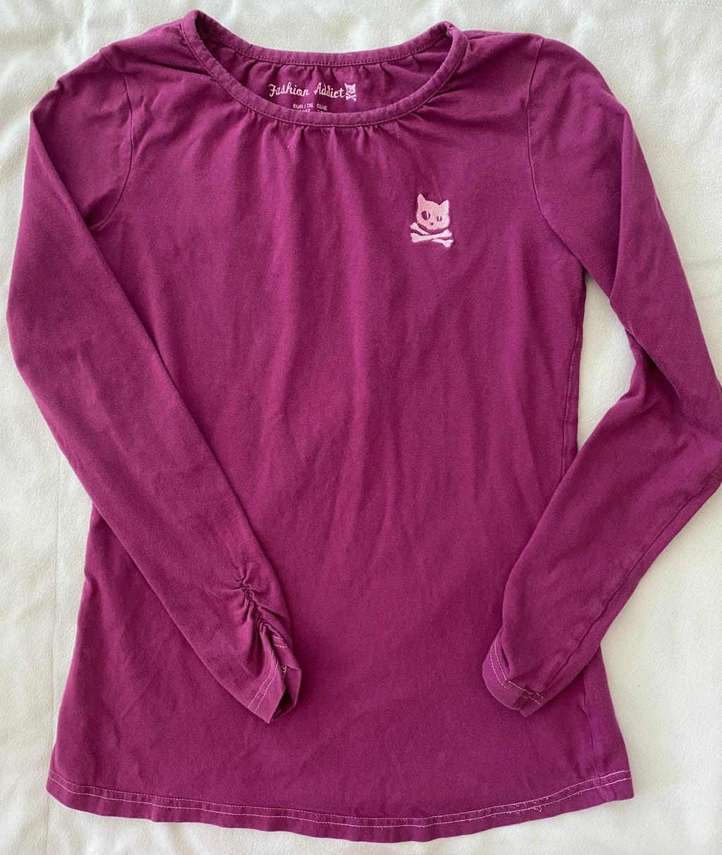 Fashion Addict Mädchen Langarmshirt beere Größe 146 152 vorne mit kleinem Motiv Katze