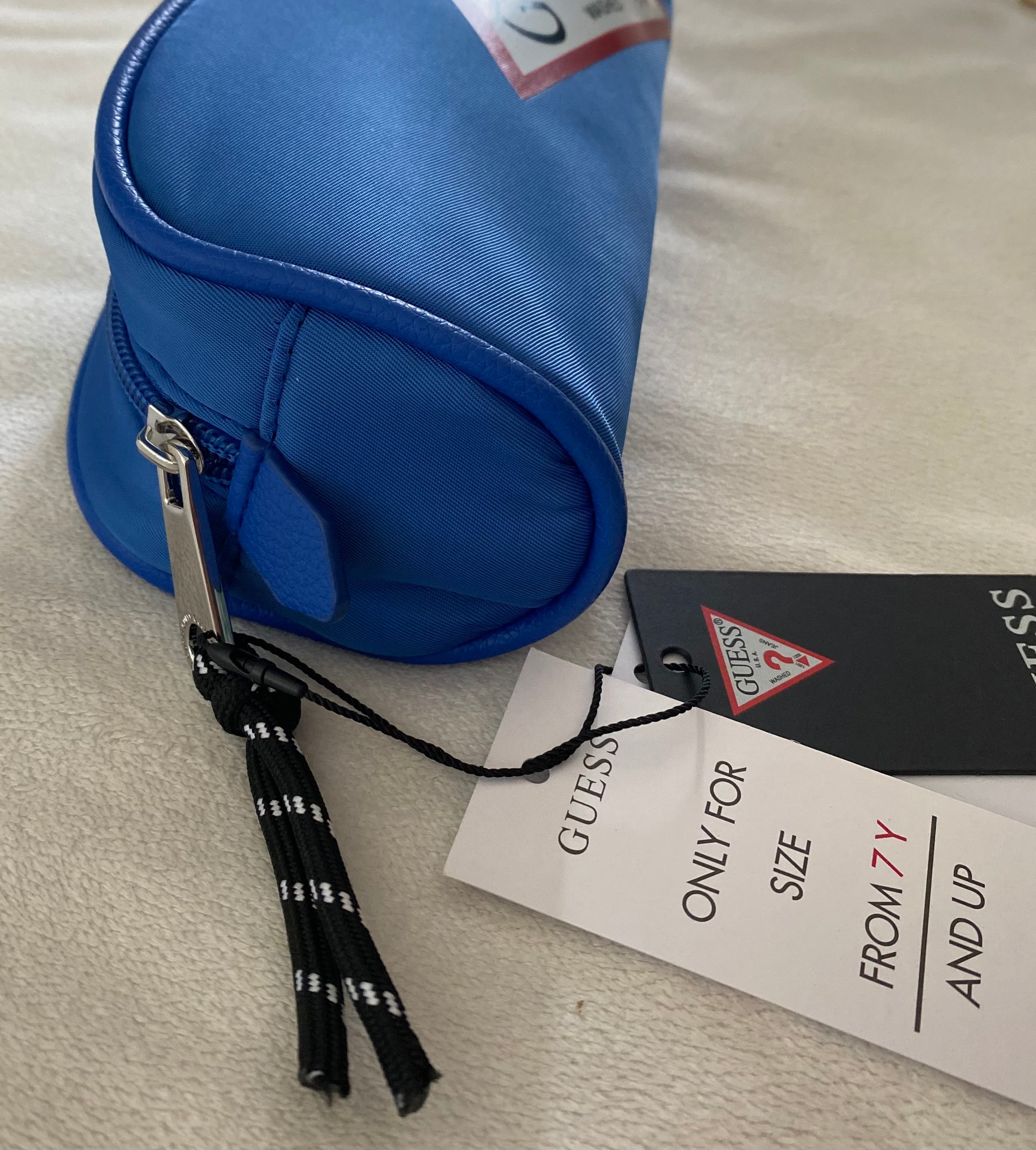 Blaues GUESS Federmäppchen mit großem Dreieckslogo und Reißverschluss, neu mit Originaletikett. Detailansicht