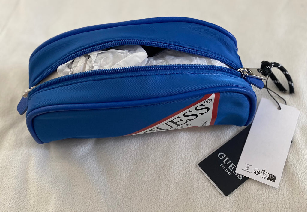 Blaues GUESS Federmäppchen mit großem Dreieckslogo und Reißverschluss, neu mit Originaletikett. Innenleben