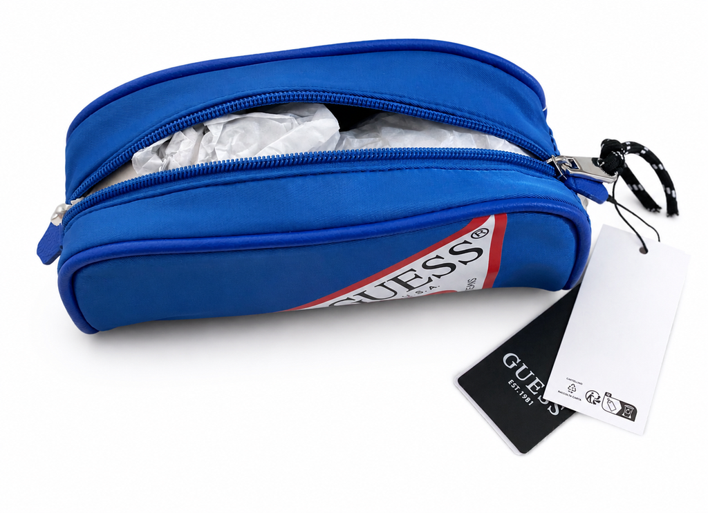 Blaues GUESS Federmäppchen mit großem Dreieckslogo und Reißverschluss, neu mit Originaletikett. Innenleben.