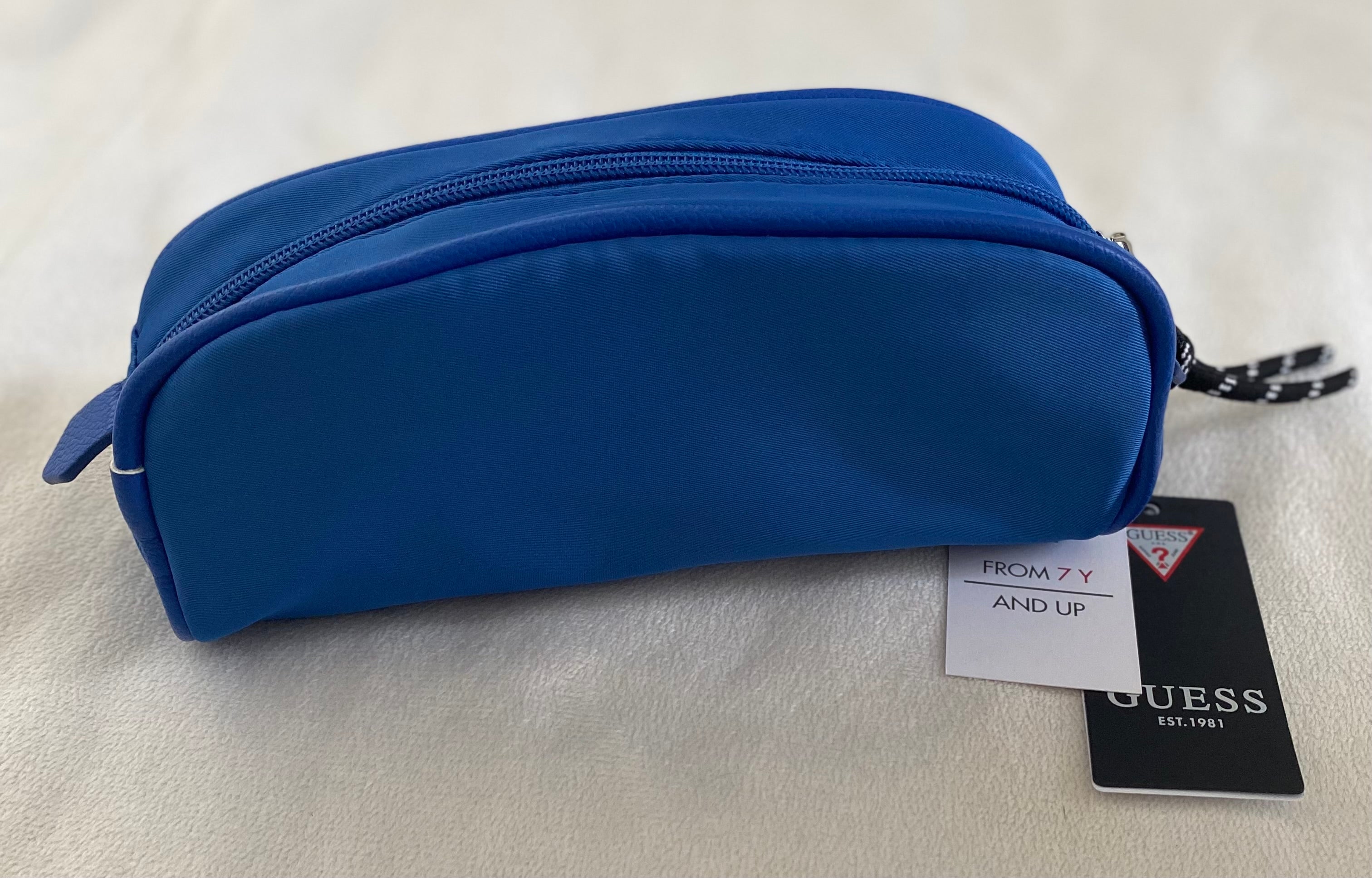 Blaues GUESS Federmäppchen mit großem Dreieckslogo und Reißverschluss, neu mit Originaletikett. Rückseite