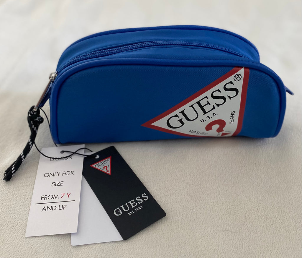Blaues GUESS Federmäppchen mit großem Dreieckslogo und Reißverschluss, neu mit Originaletikett. Vorderseite