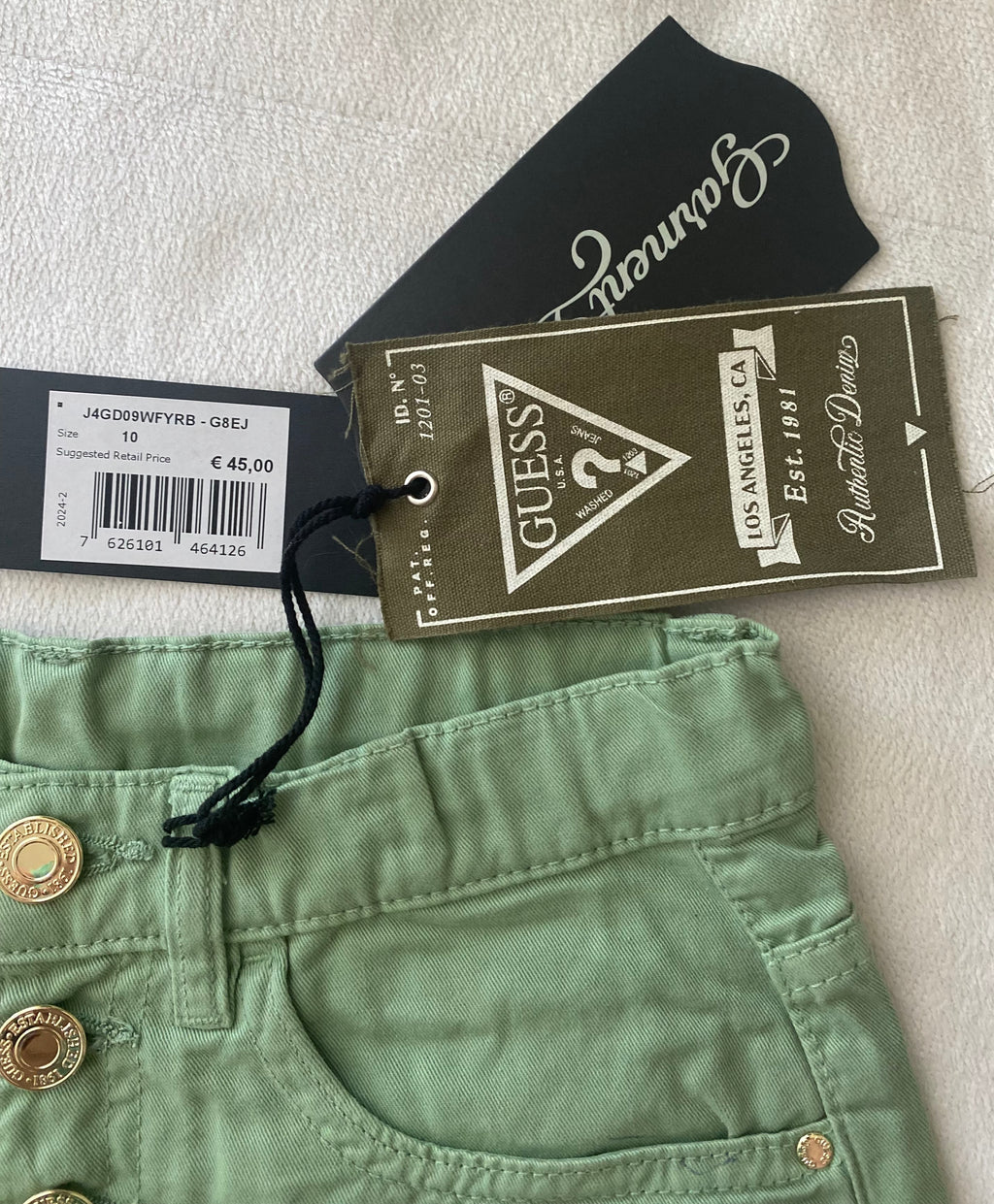 Guess Mädchen Shorts Größe 140 in Salbeigrün, neu mit Etikett, hochwertige Sommer-Shorts mit goldfarbenen Knöpfen und klassischem 5-Pocket-Design. mit Etikett