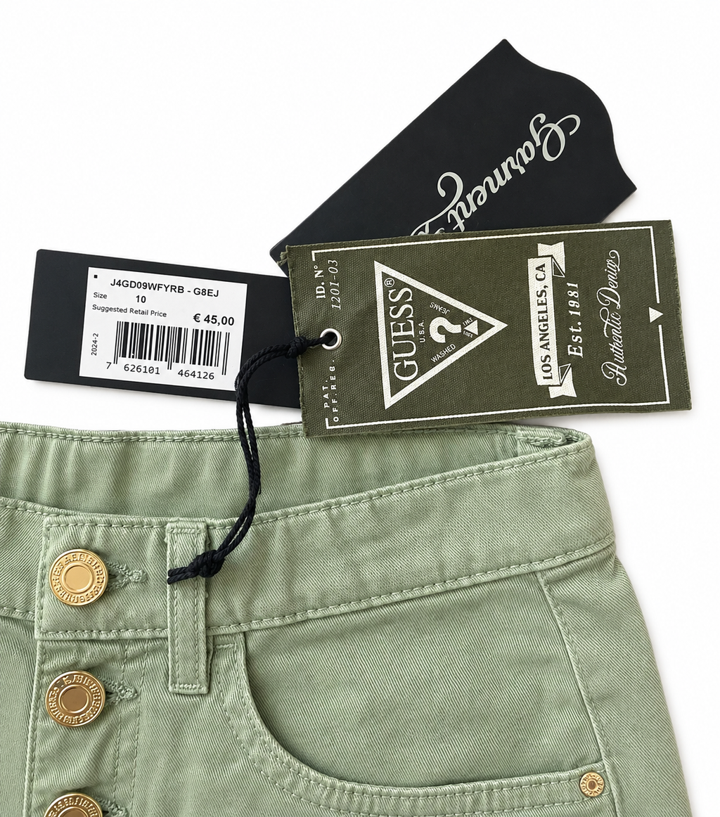 Guess Mädchen Shorts Größe 140 in Salbeigrün, neu mit Etikett, hochwertige Sommer-Shorts mit goldfarbenen Knöpfen und klassischem 5-Pocket-Design. mit Etikett.