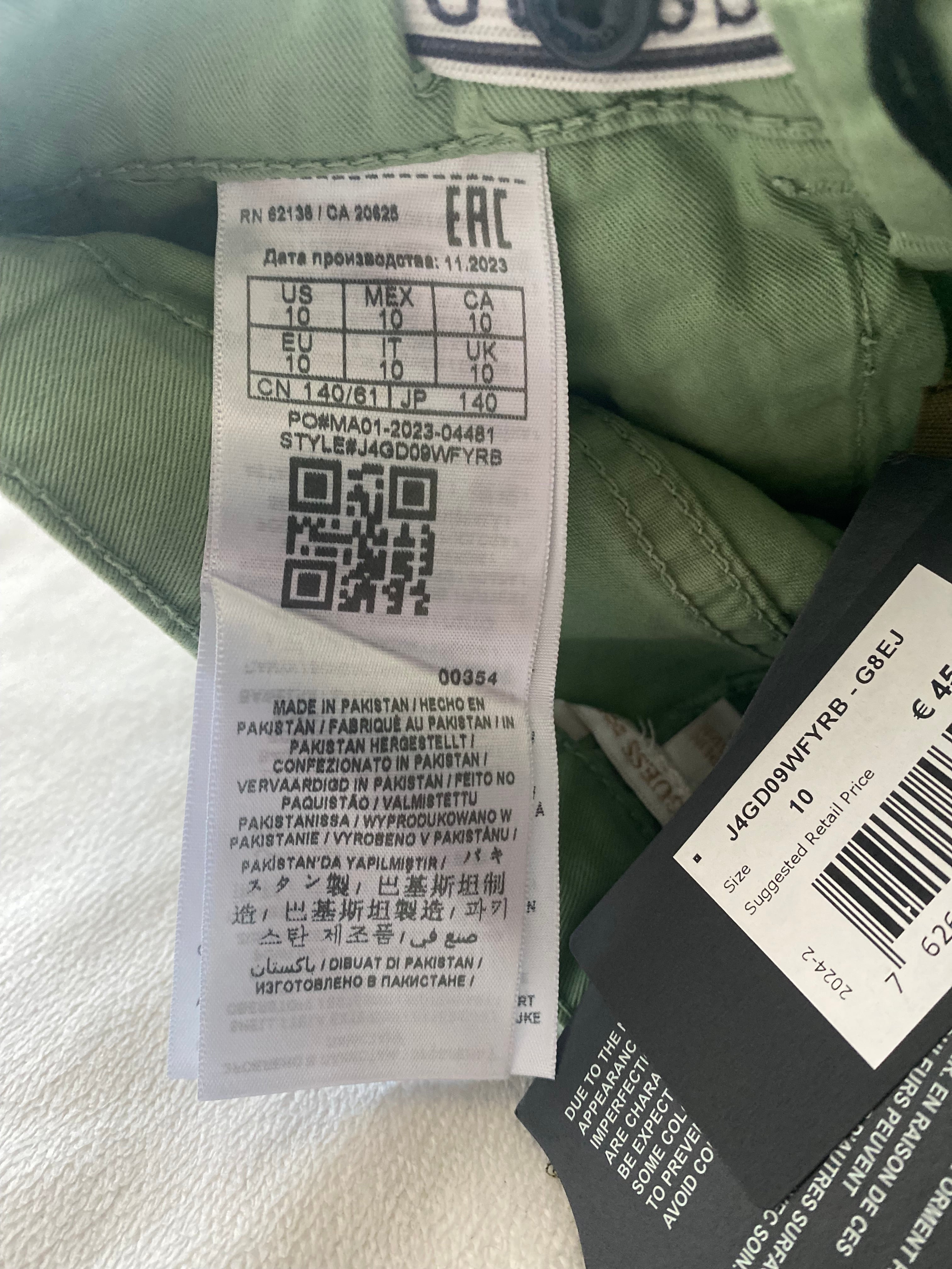 Guess Mädchen Shorts Größe 140 in Salbeigrün, neu mit Etikett, hochwertige Sommer-Shorts mit goldfarbenen Knöpfen und klassischem 5-Pocket-Design. Etikett