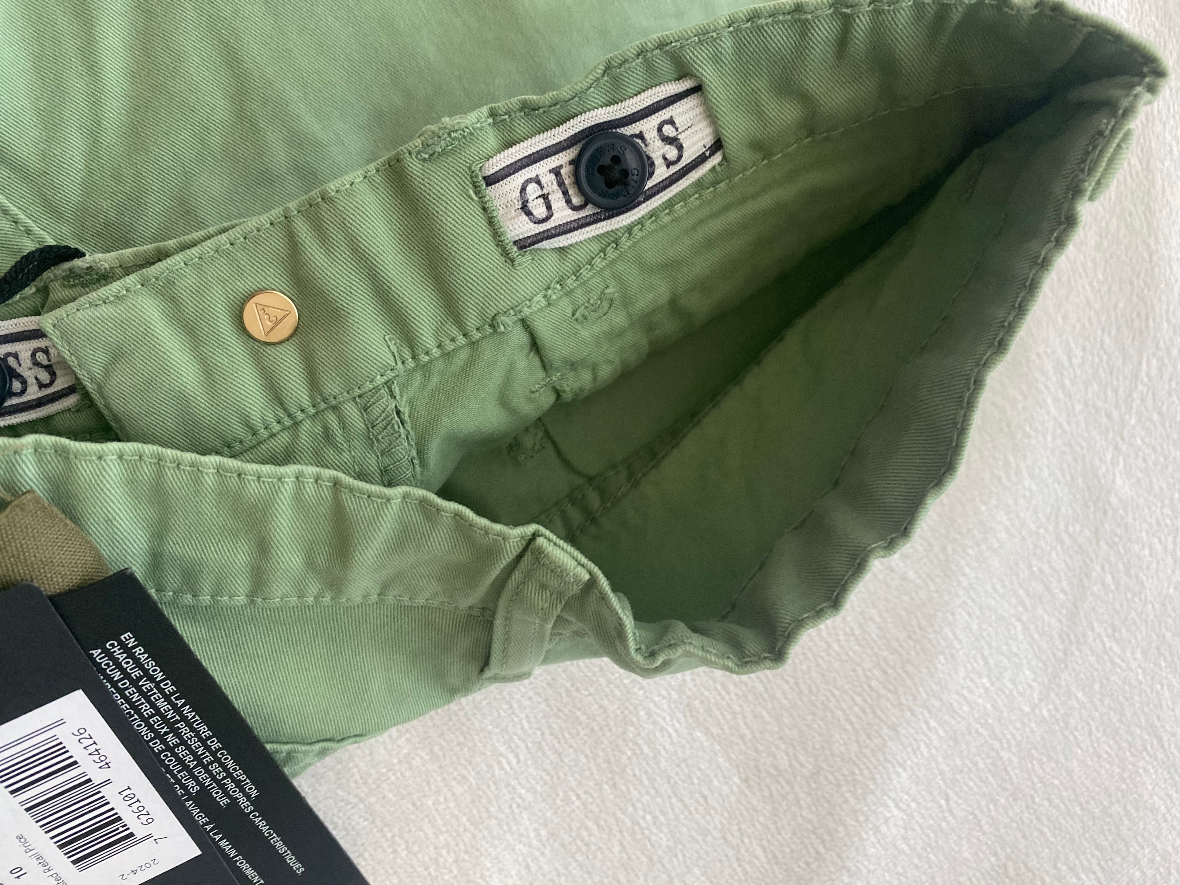 Guess Mädchen Shorts Größe 140 in Salbeigrün, neu mit Etikett, hochwertige Sommer-Shorts mit goldfarbenen Knöpfen und klassischem 5-Pocket-Design. Innenbund