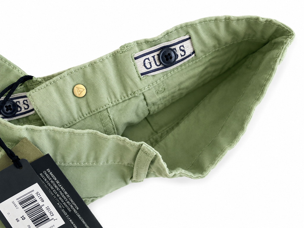 Guess Mädchen Shorts Größe 140 in Salbeigrün, neu mit Etikett, hochwertige Sommer-Shorts mit goldfarbenen Knöpfen und klassischem 5-Pocket-Design. Innenbund.