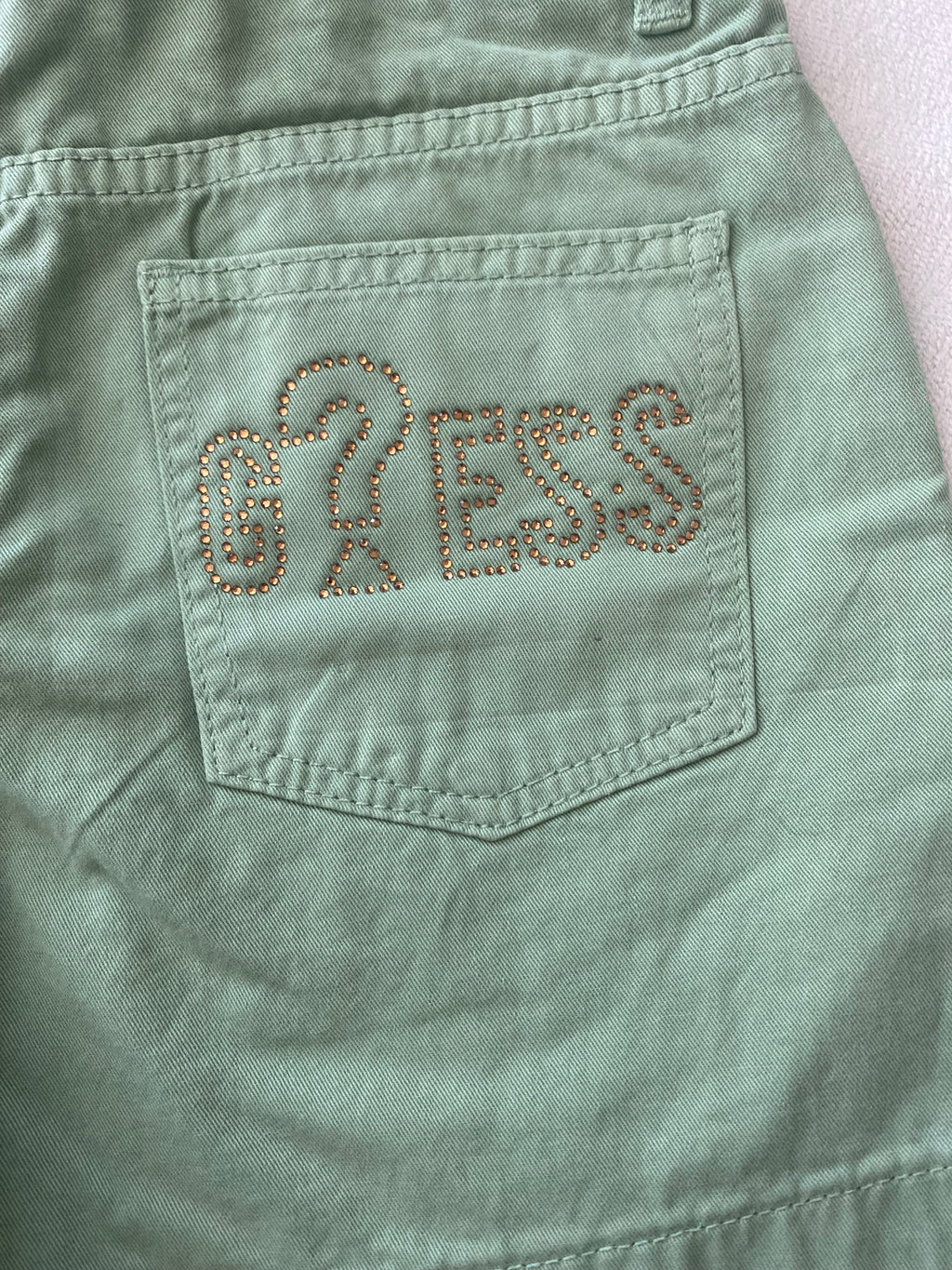 Guess Mädchen Shorts Größe 140 in Salbeigrün, neu mit Etikett, hochwertige Sommer-Shorts mit goldfarbenen Knöpfen und klassischem 5-Pocket-Design. Rückseite logo