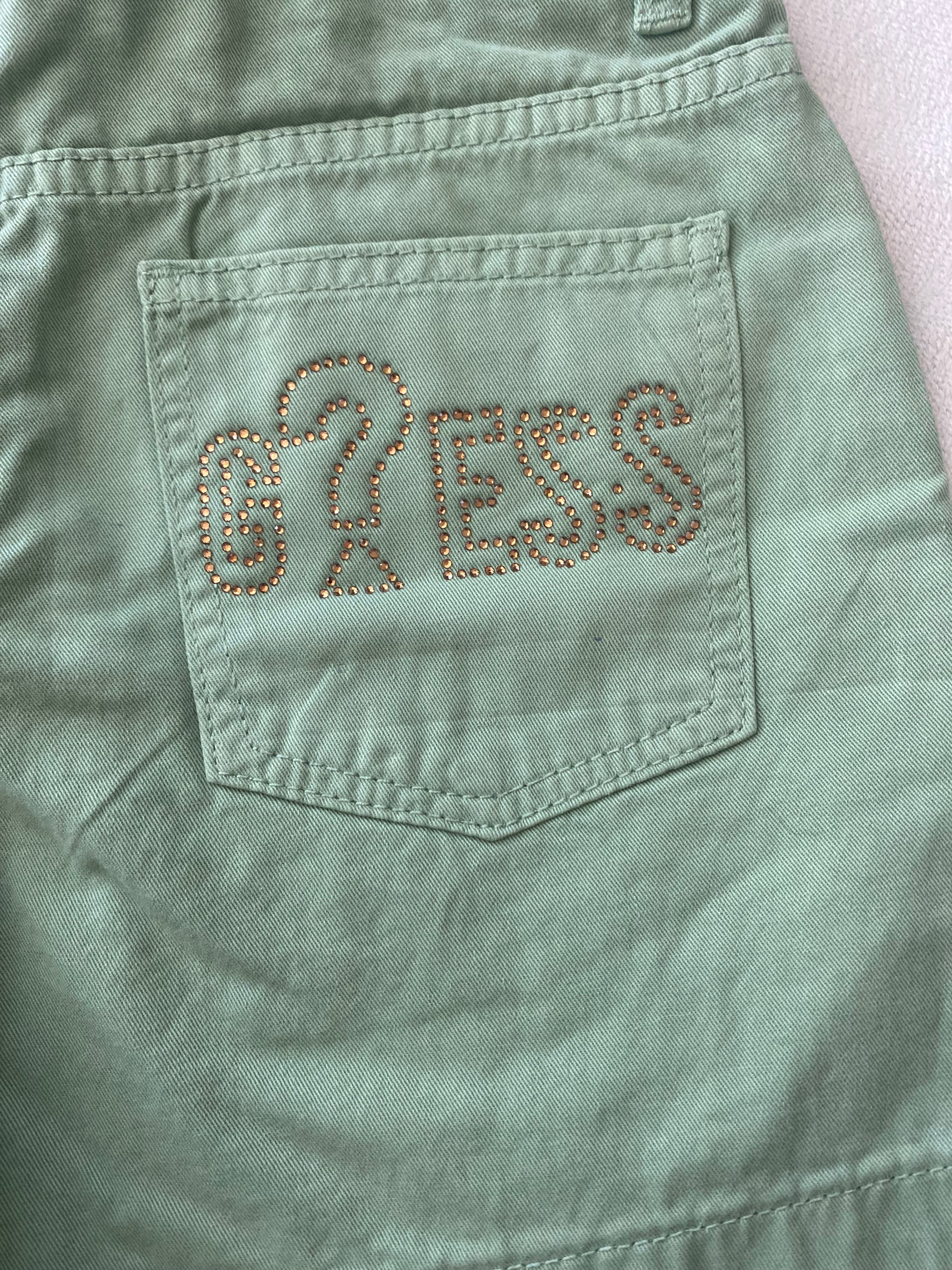 Guess Mädchen Shorts Größe 140 in Salbeigrün, neu mit Etikett, hochwertige Sommer-Shorts mit goldfarbenen Knöpfen und klassischem 5-Pocket-Design. Rückseite logo