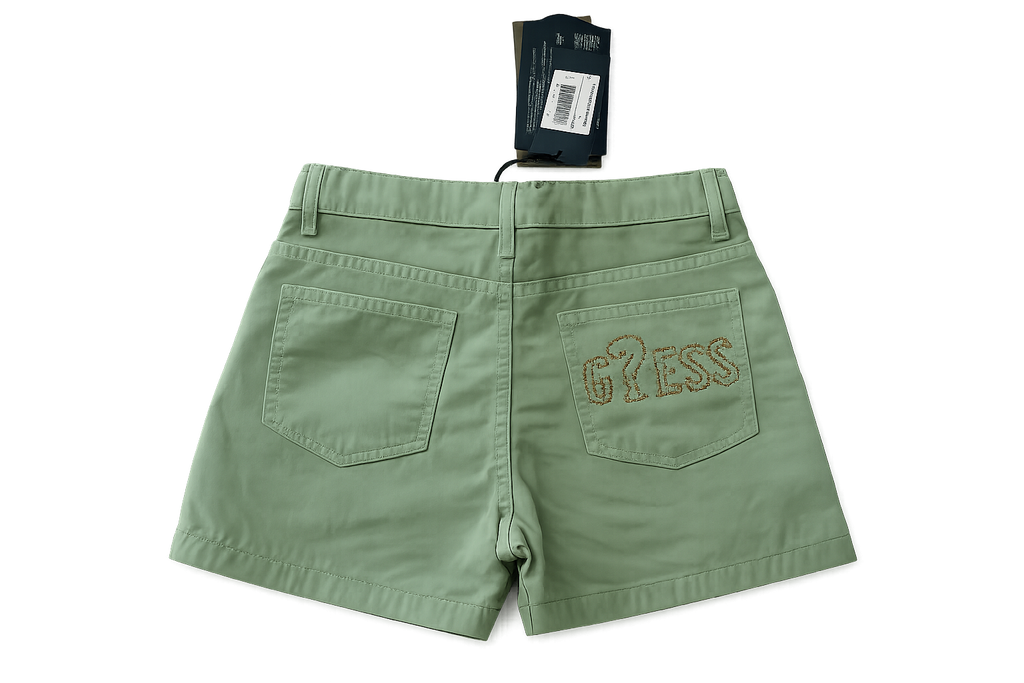 Guess Mädchen Shorts Größe 140 in Salbeigrün, neu mit Etikett, hochwertige Sommer-Shorts mit goldfarbenen Knöpfen und klassischem 5-Pocket-Design. Rückseite