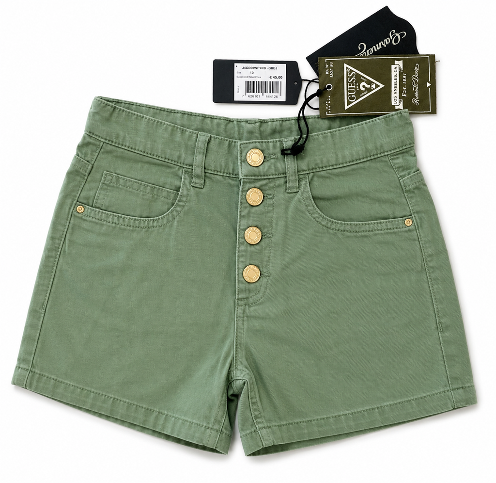 Guess Mädchen Shorts Größe 140 in Salbeigrün, neu mit Etikett, hochwertige Sommer-Shorts mit goldfarbenen Knöpfen und klassischem 5-Pocket-Design. Vorderseite