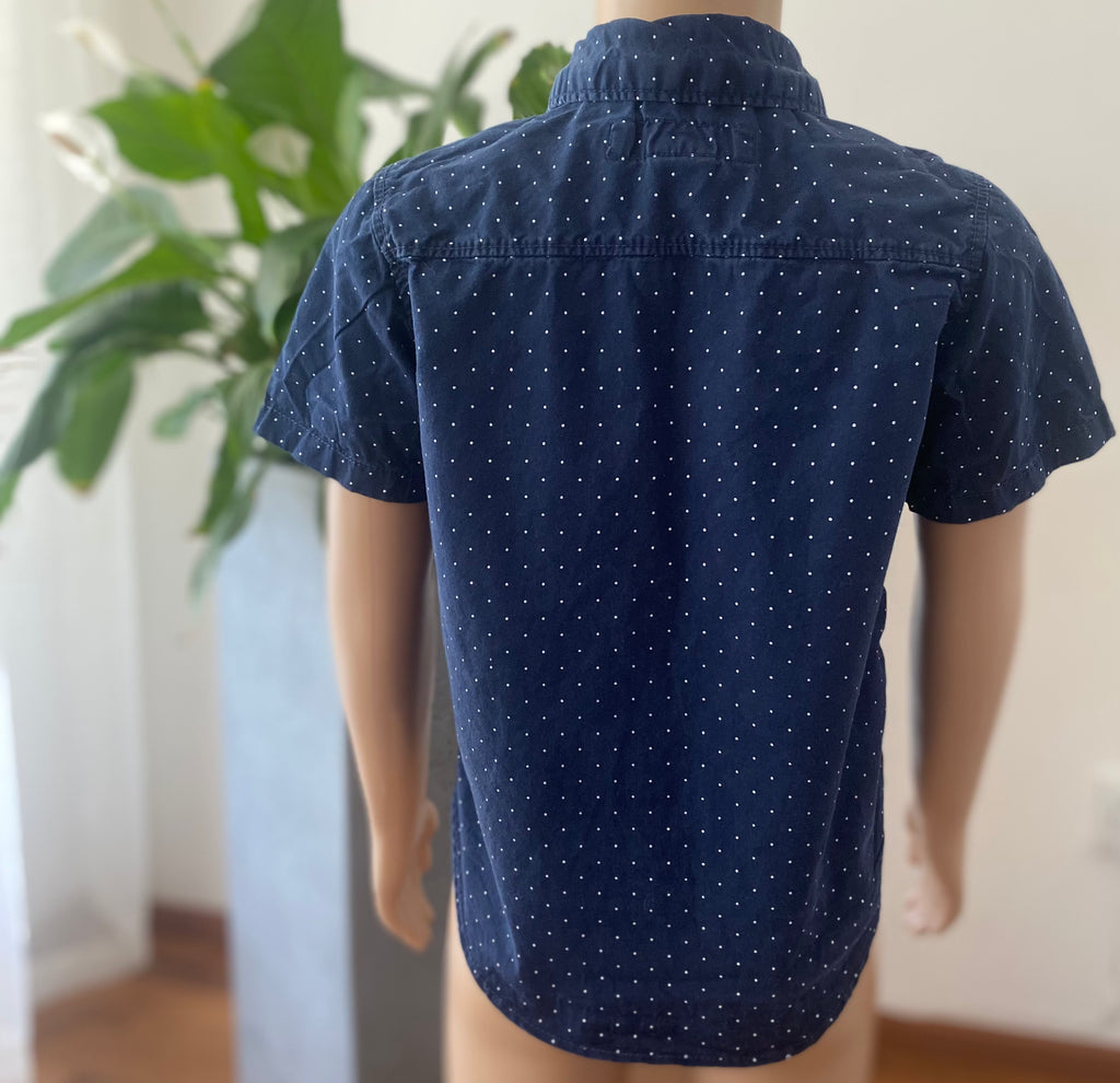 Rückseite dunkelblaues Jungen Hemd Größe 98 mit Punktmuster, kurzarm, leichtes Sommerhemd für Kinder