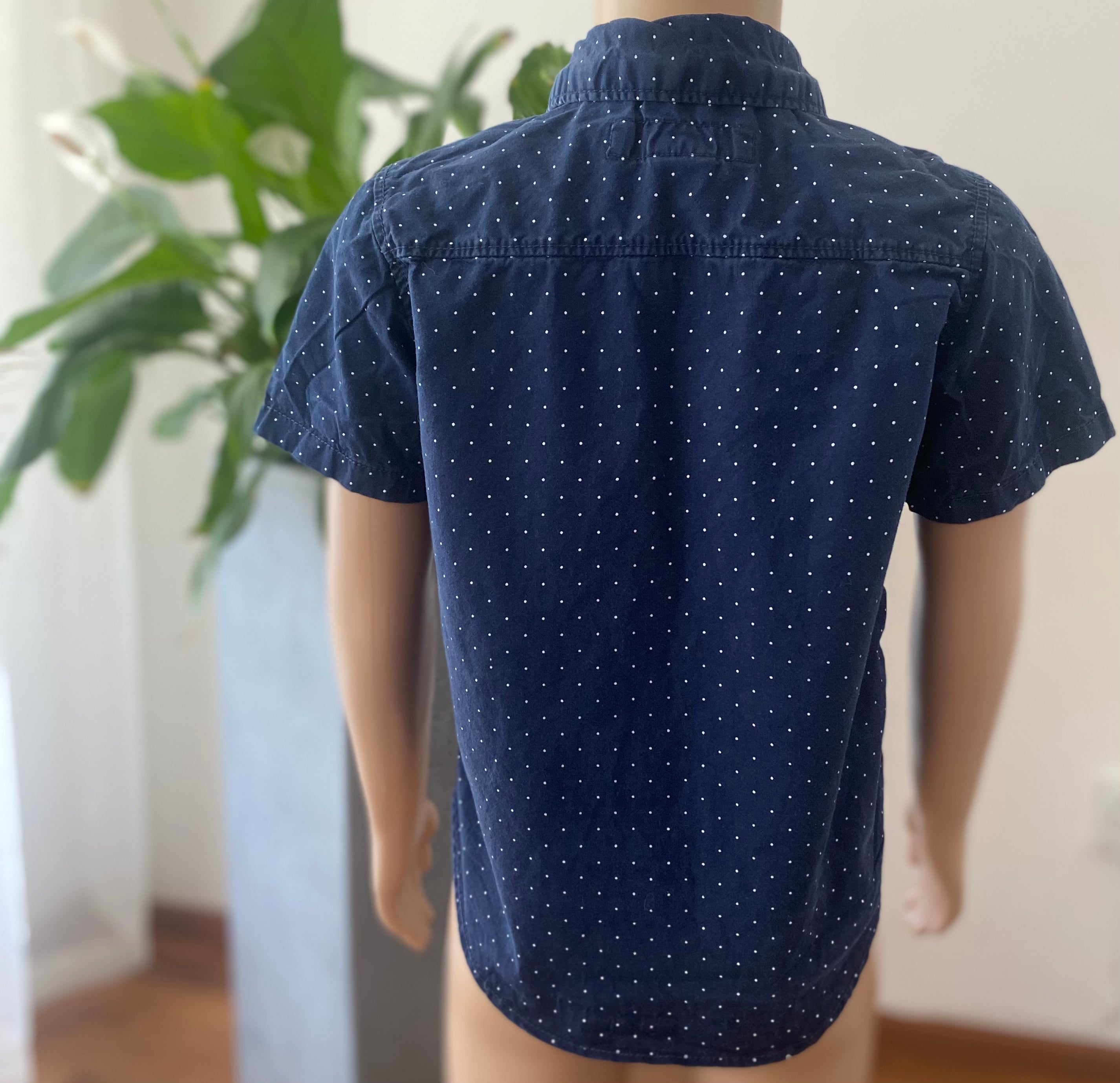 Rückseite dunkelblaues Jungen Hemd Größe 98 mit Punktmuster, kurzarm, leichtes Sommerhemd für Kinder