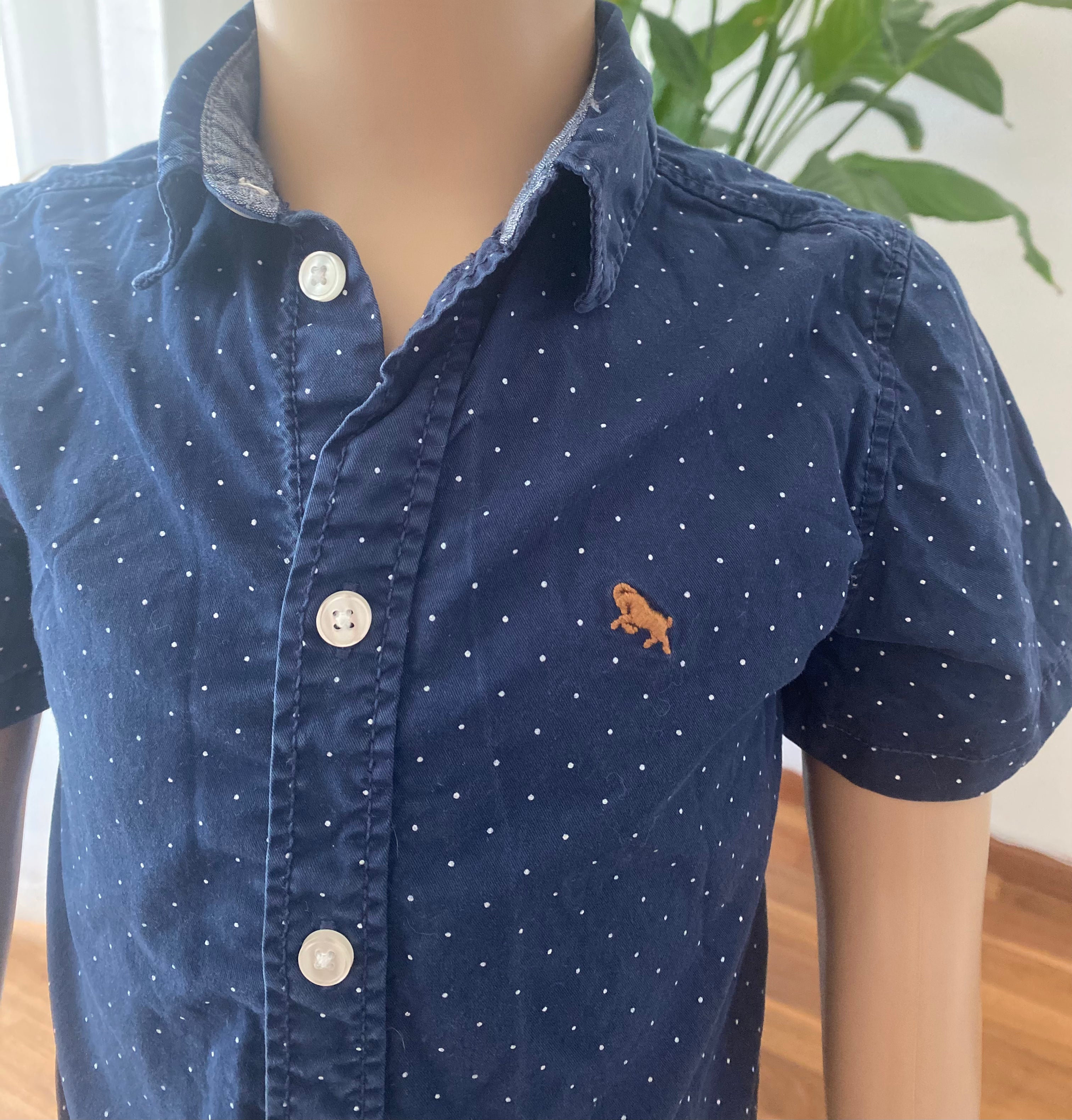 Dunkelblaues Jungen Hemd gepunktet Größe 98, Detail mit Knopfleiste und kleinem Logo, kurzarm Kinderhemd