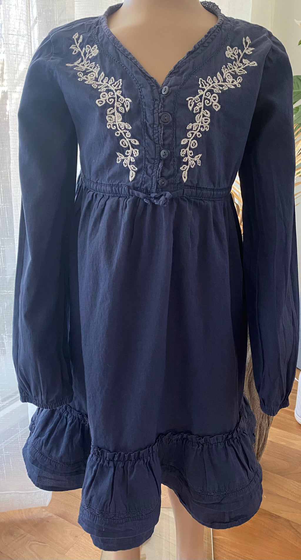 Dunkelblaues Mädchen Kleid von H&M Größe 134 mit Stickerei im Brustbereich getragen auf Schaufensterpuppe