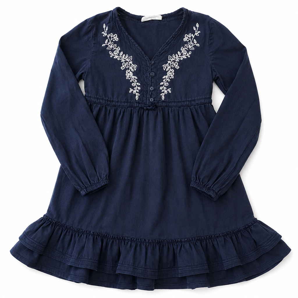 Blaues H&M Mädchen Kleid Größe 134 mit weißer Stickerei, langen Ärmeln und Volantsaum flach liegend