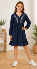 Blaues H&M Mädchen Kleid Größe 134 mit weißer Stickerei, langen Ärmeln und Volantsaum getragen