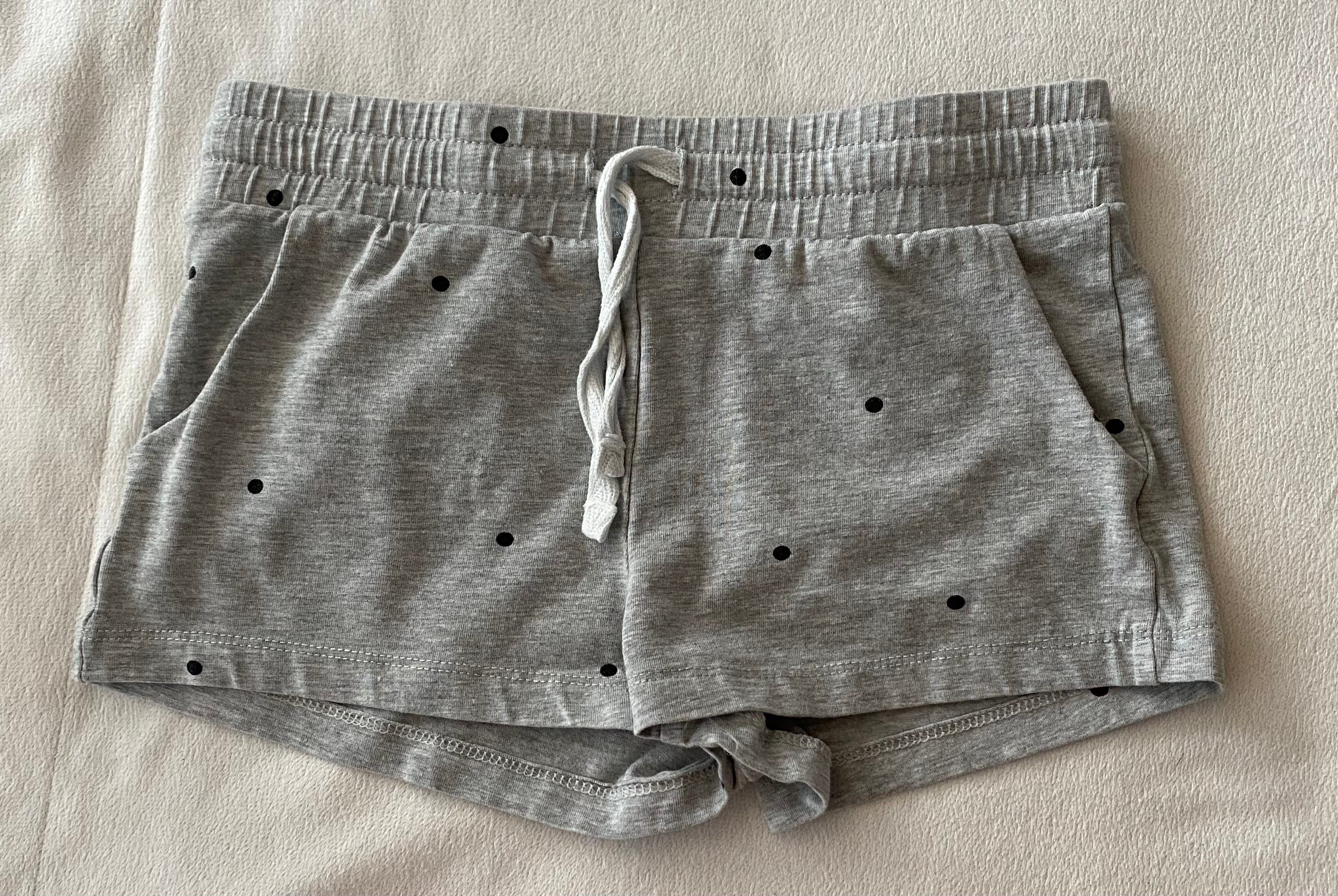 H&M Mädchen Shorts hellgrau mit Punkten Gr. 134 - sehr gut