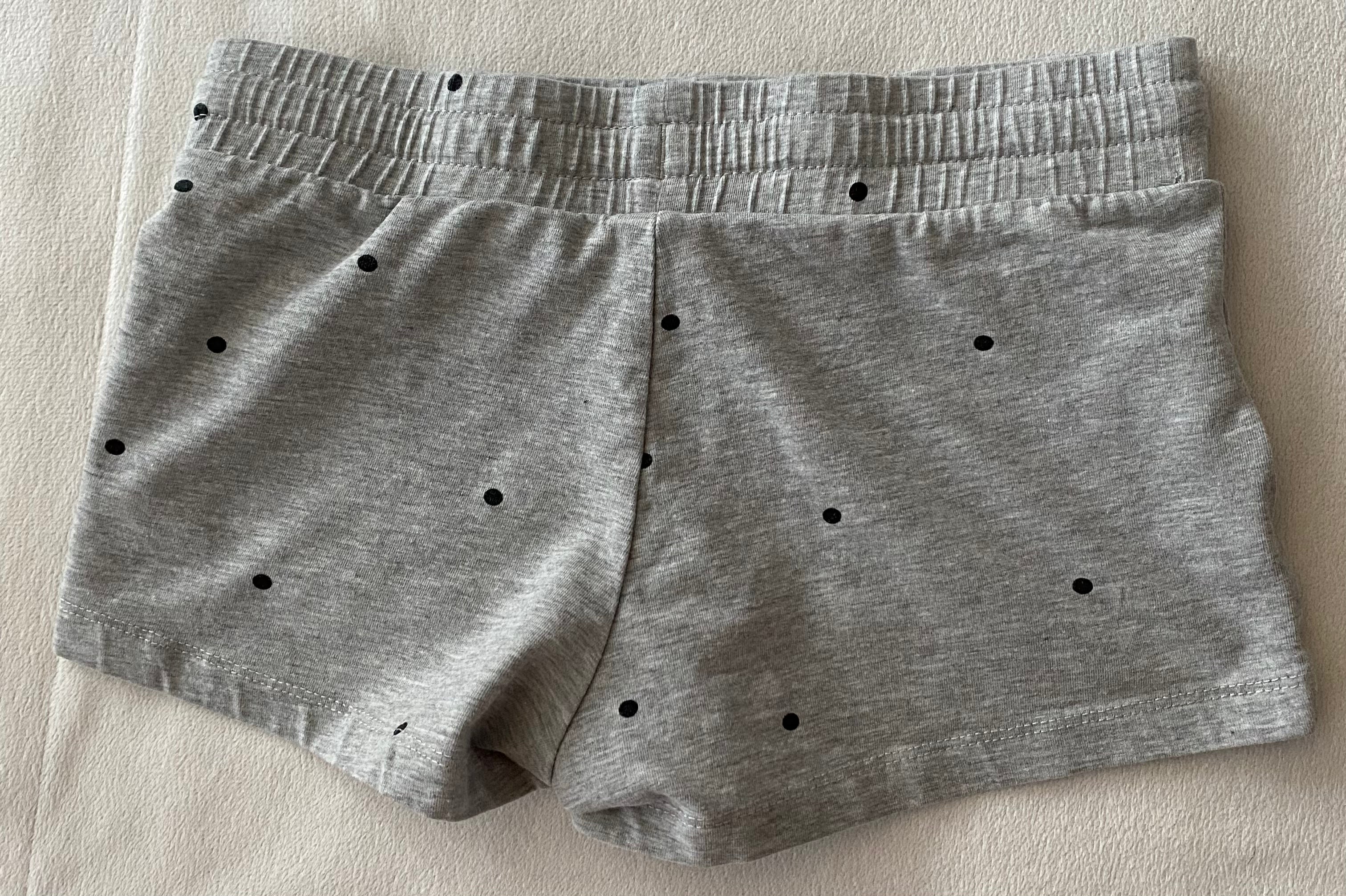H&M Mädchen Shorts hellgrau mit Punkten Gr. 134 - sehr gut