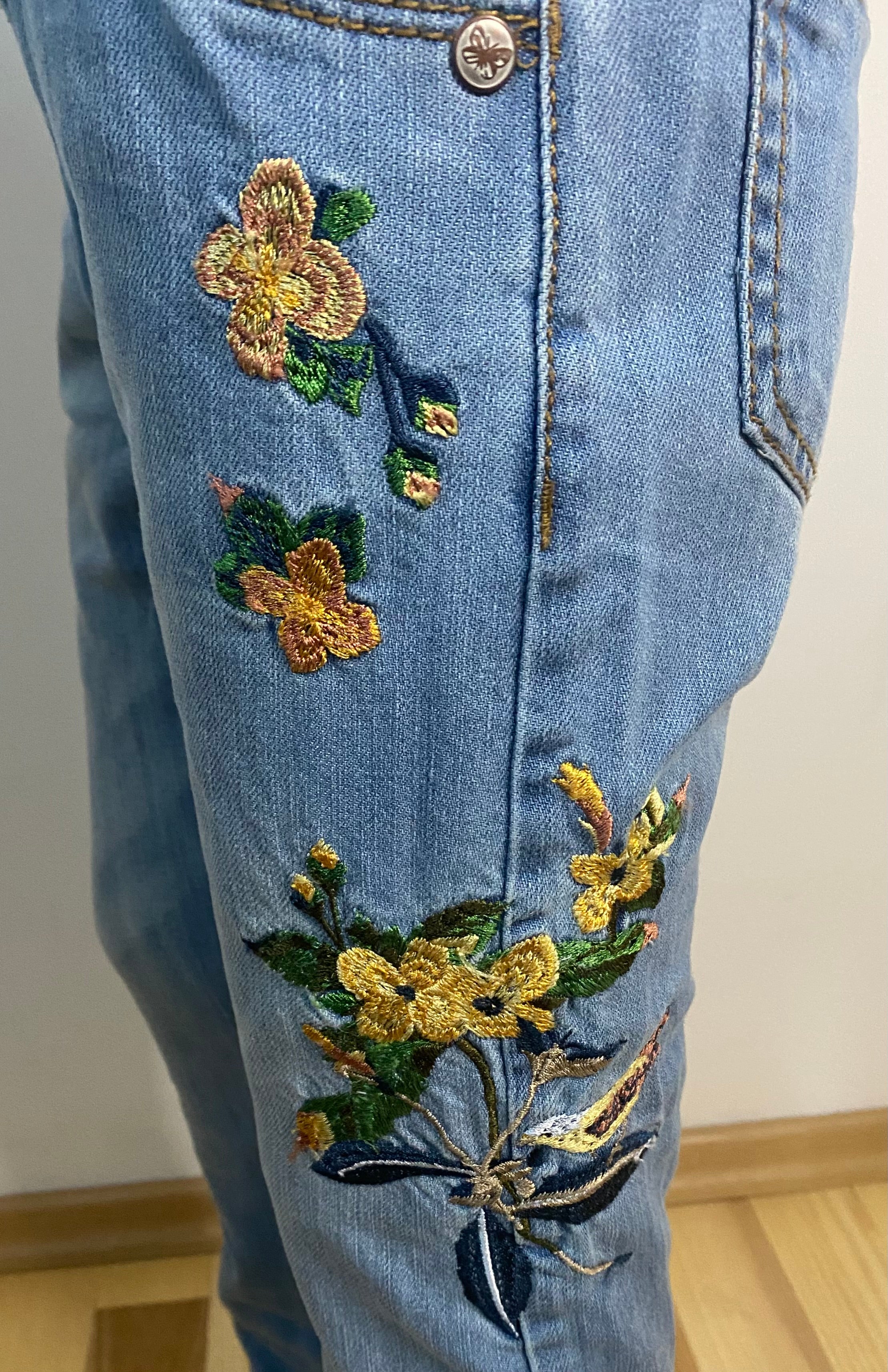 NEXT - Jeans - mit Bestickung - hellblau - Mädchen - Gr. 110 - neuwertig