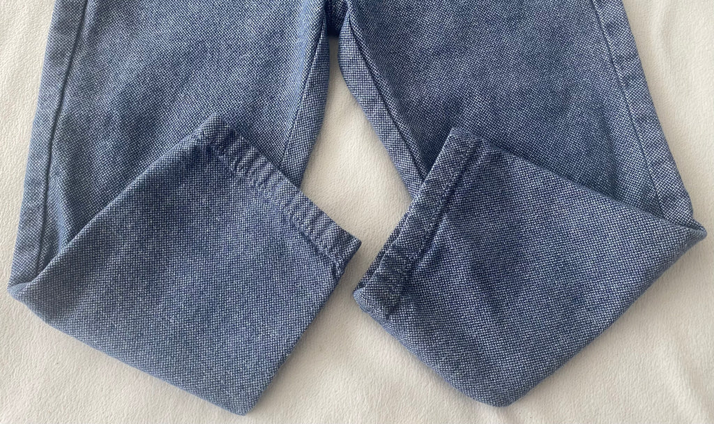 Kinder Hose grau Detail Beinabschluss umgeschlagen sauber verarbeitet