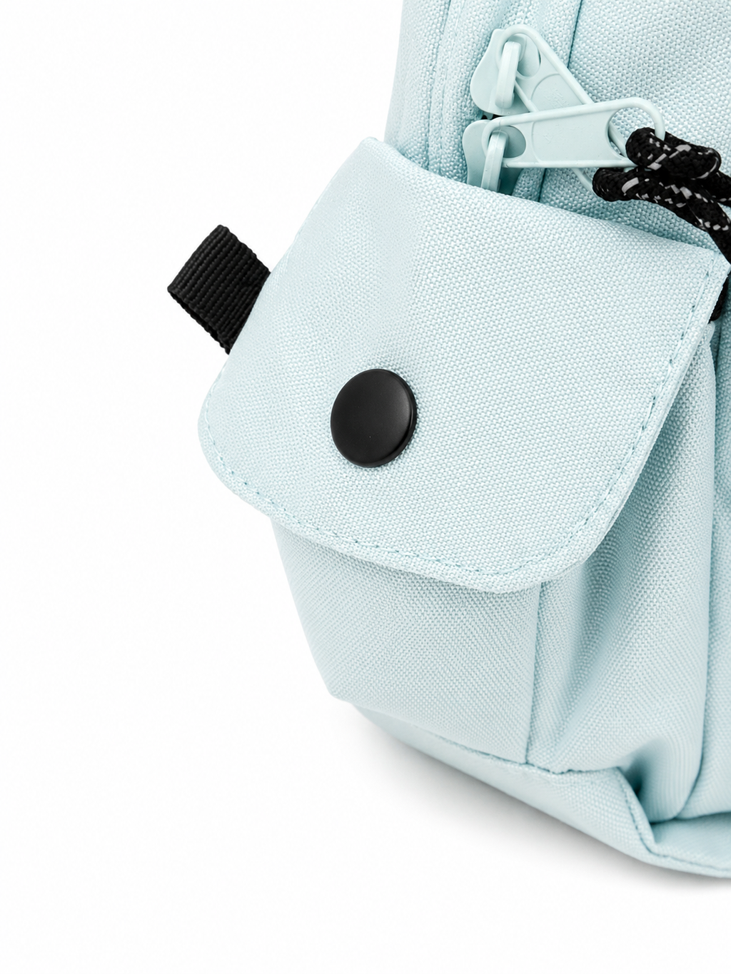 Detailaufnahme der seitlichen Tasche des hellblauen Icepeak Kinder-Rucksacks mit Druckknopf