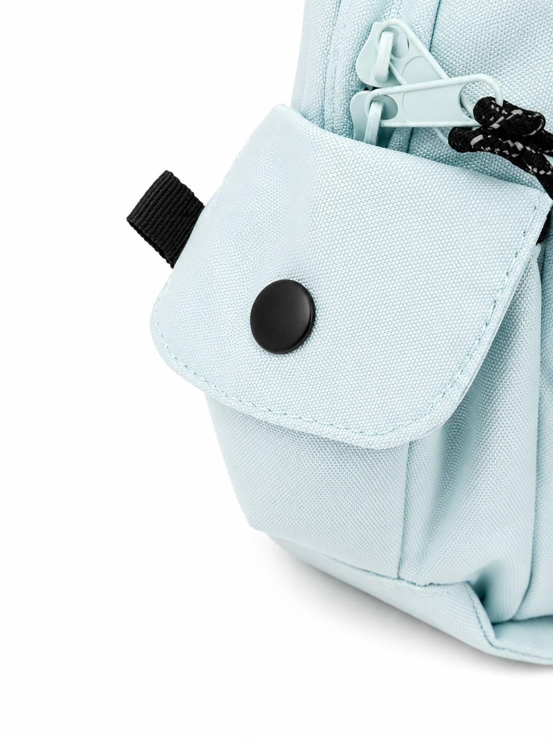 Detailaufnahme der seitlichen Tasche des hellblauen Icepeak Kinder-Rucksacks mit Druckknopf