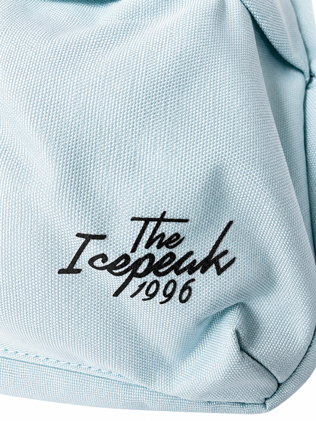 Detailaufnahme des hellblauen Rucksacks mit schwarzem The Icepeak 1996 Logo
