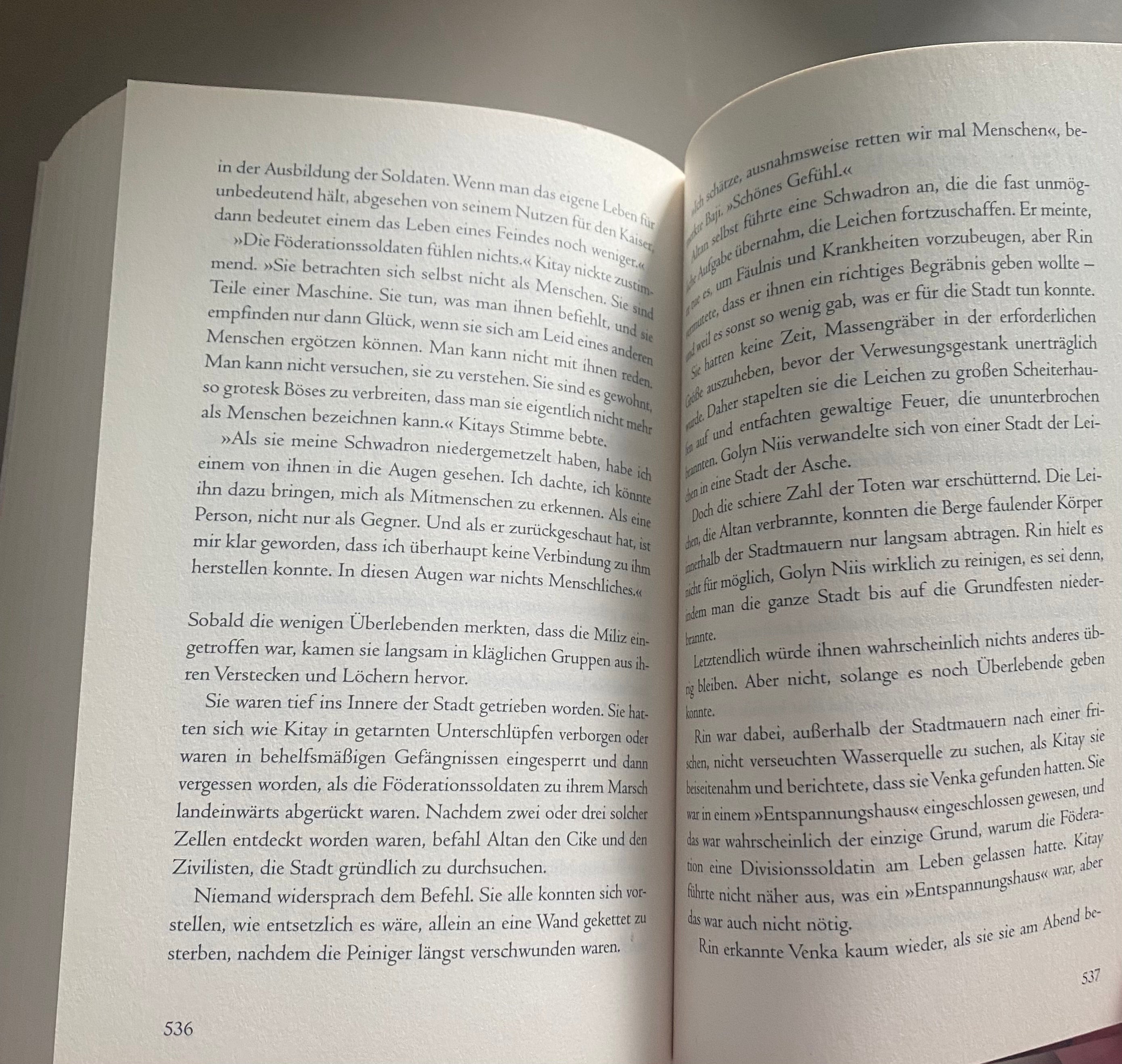 R. F. Kuang Im Zeichen der Mohnblume Die Schamanin Fantasy Taschenbuch gebraucht mit weißem Cover und roter Kriegerin auf Mohnblume Detailansicht