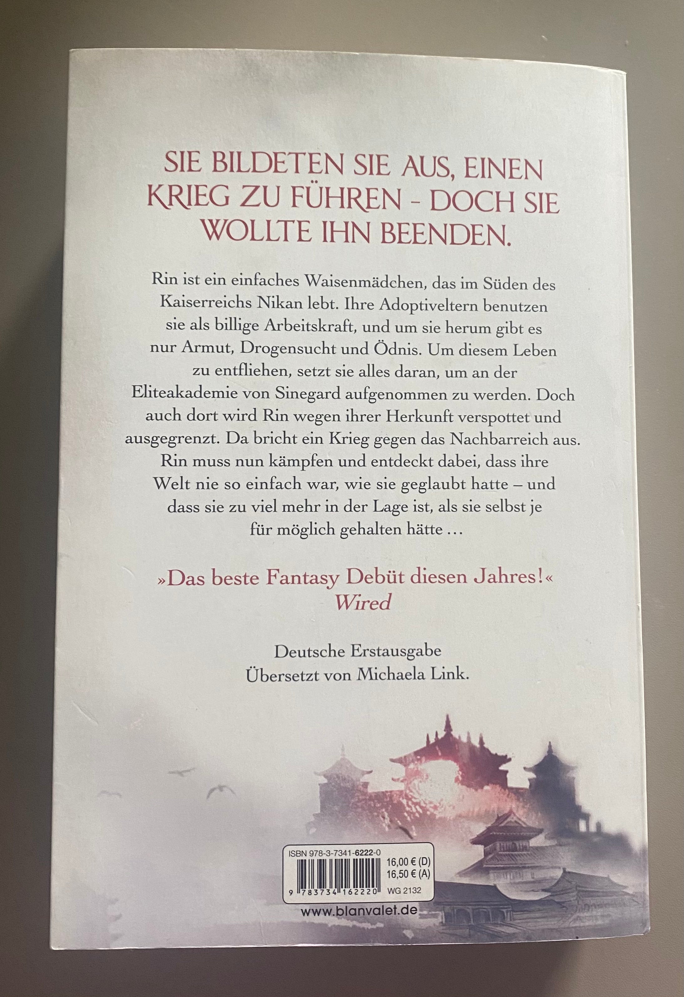 R. F. Kuang Im Zeichen der Mohnblume Die Schamanin Fantasy Taschenbuch gebraucht mit weißem Cover und roter Kriegerin auf Mohnblume Rückansicht