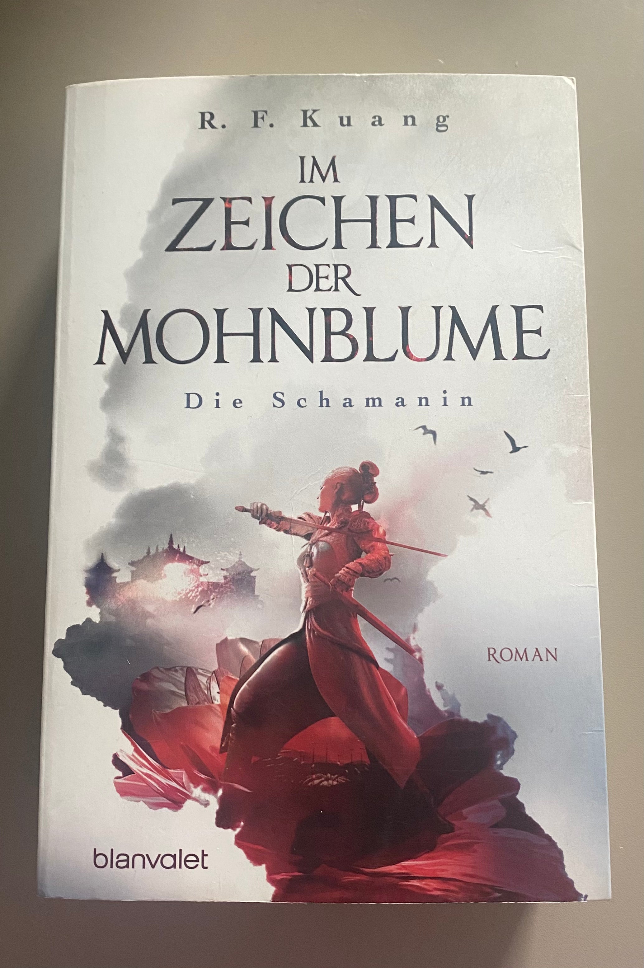 R. F. Kuang Im Zeichen der Mohnblume Die Schamanin Fantasy Taschenbuch gebraucht mit weißem Cover und roter Kriegerin auf Mohnblume Vorderseite