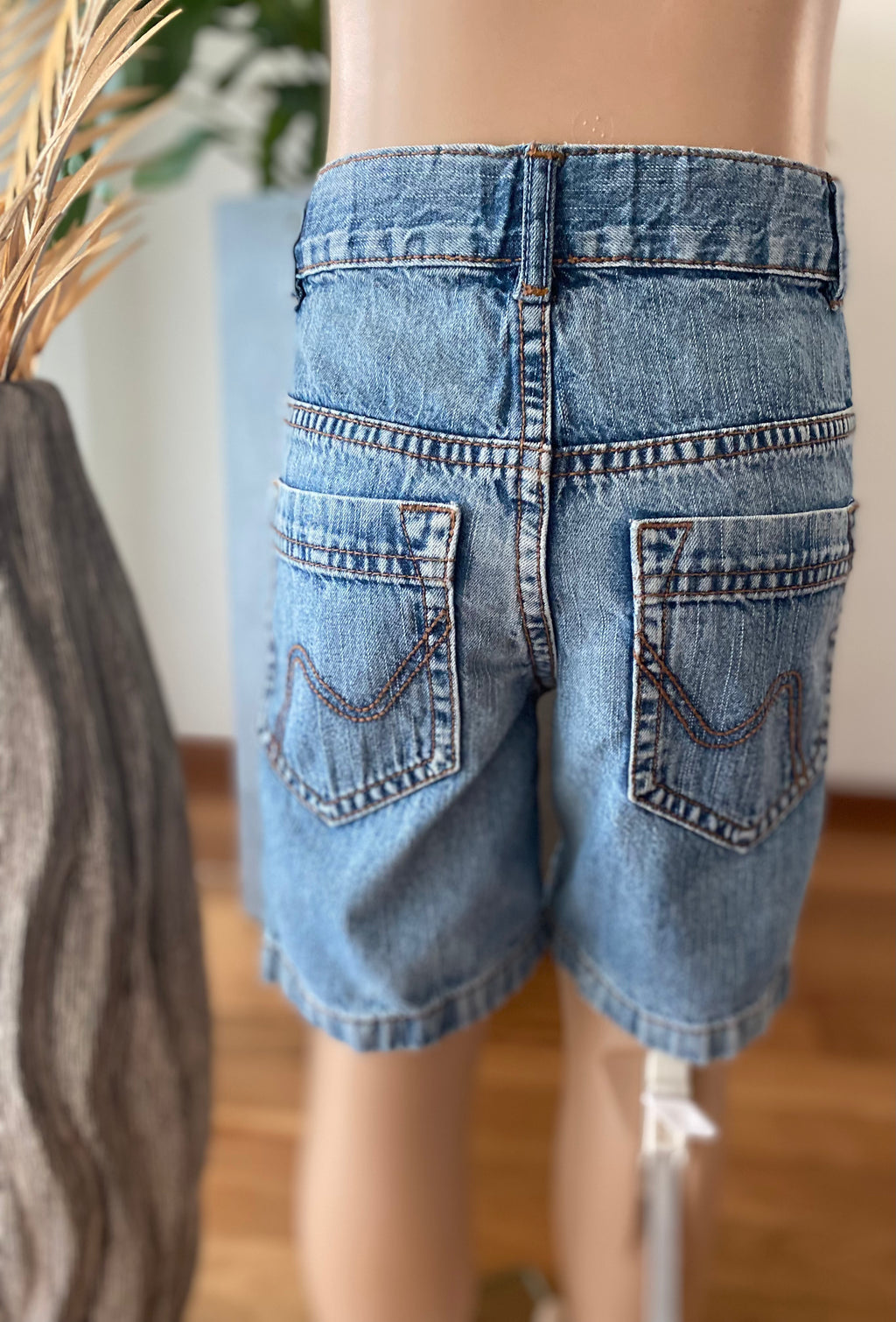Impidimpi Jungen Jeansshorts hellblau Größe 86/92 Rückansicht getragen mit Taschen Kinderhose