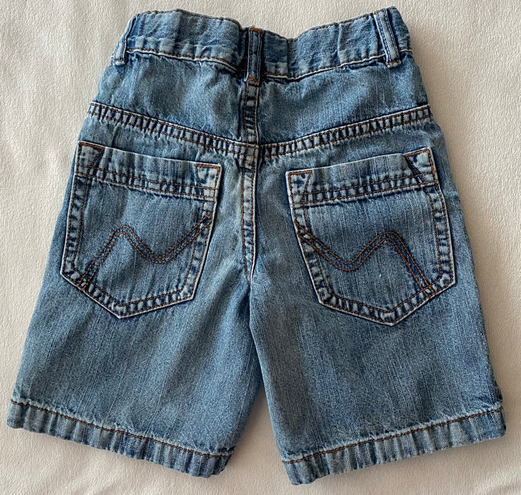 Impidimpi Jeansshorts Kinder hellblau Größe 86/92 Rückseite mit Gesäßtaschen flach liegend