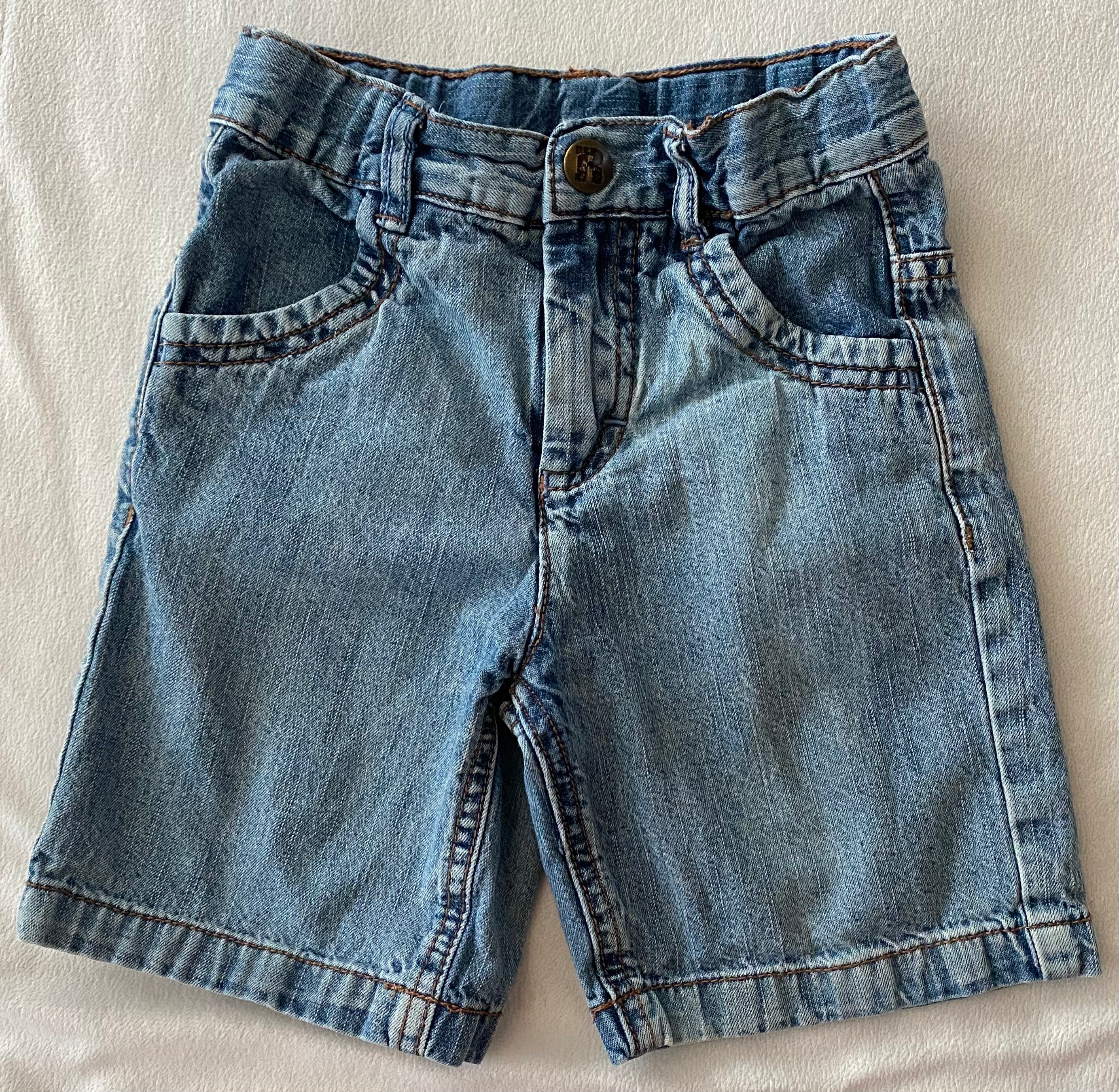 Impidimpi Jeansshorts Kinder hellblau Größe 86/92 Vorderseite mit Gesäßtaschen flach liegend