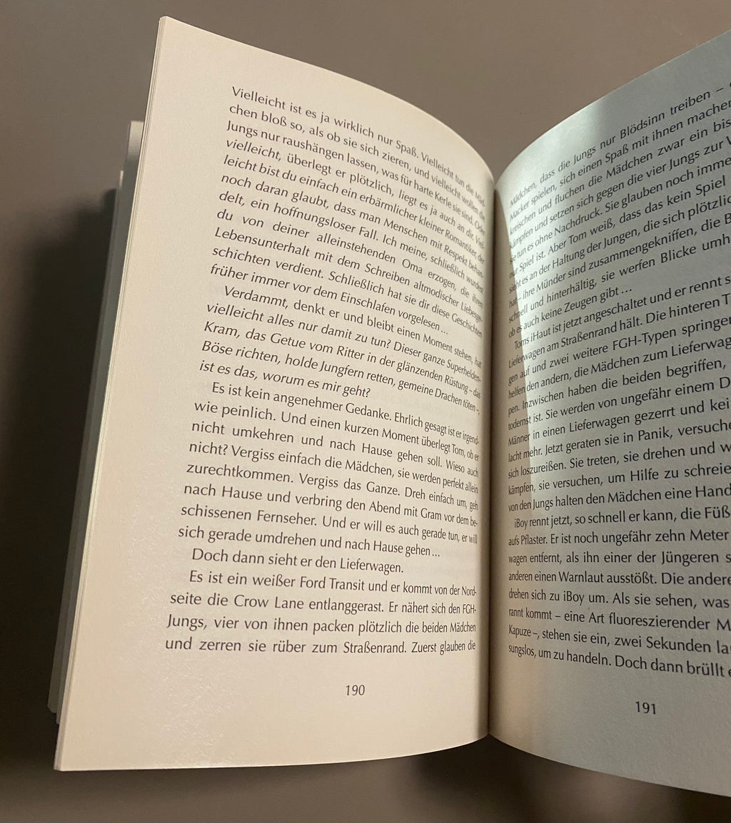 Kevin Brooks iBoy Taschenbuch Jugendroman Thriller dtv gebraucht Vorderseite und Rückseite mit schwarzem Cover und roter Kapuze Innenseite