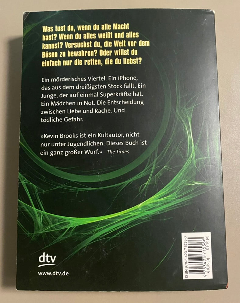 Kevin Brooks iBoy Taschenbuch Jugendroman Thriller dtv gebraucht Vorderseite und Rückseite mit schwarzem Cover und roter Kapuze Rückseite