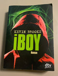 Kevin Brooks iBoy Taschenbuch Jugendroman Thriller dtv gebraucht Vorderseite und Rückseite mit schwarzem Cover und roter Kapuze Vorderseite