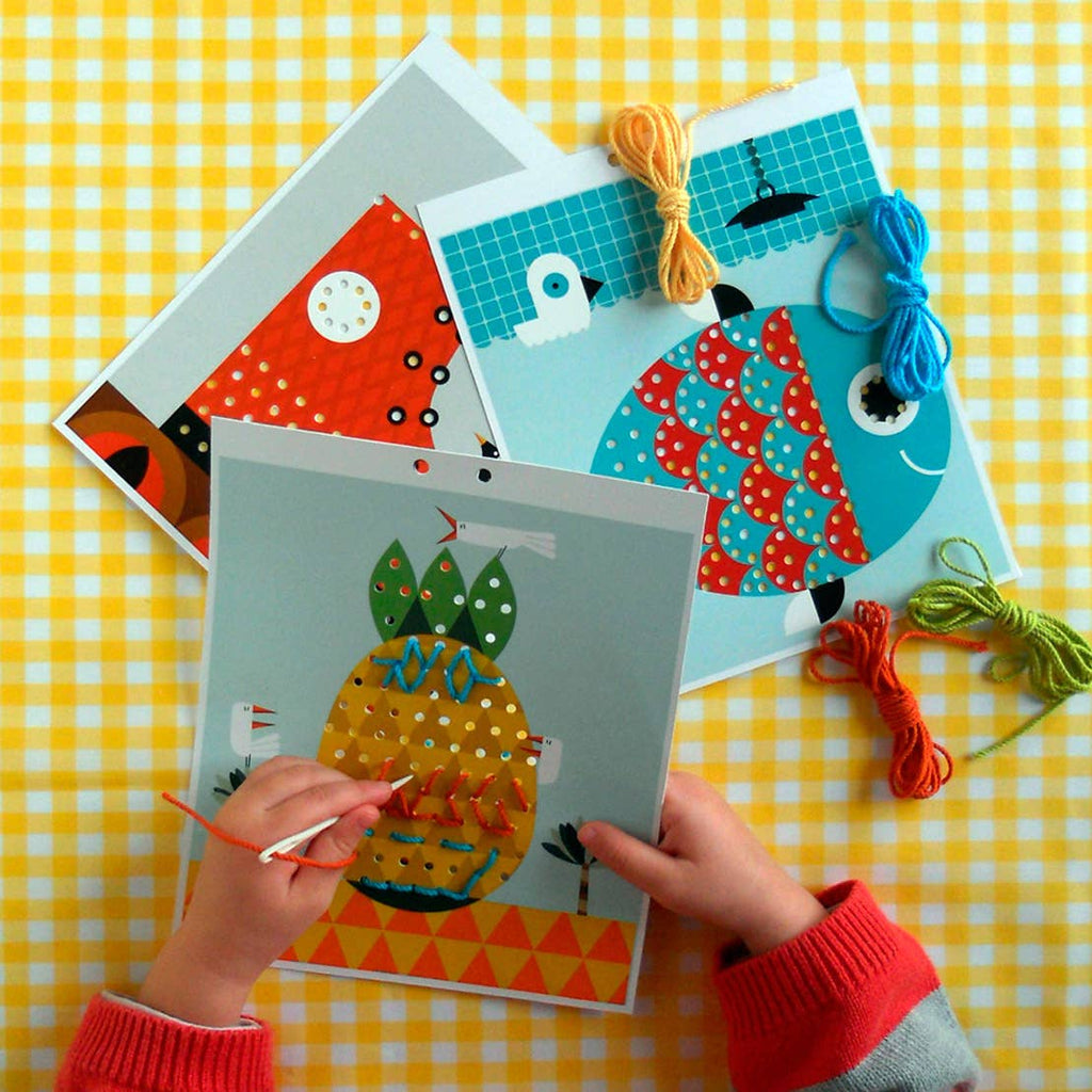 Kinder Fädelspiel Ananas Karte – kreatives Bastelspiel mit Garn zum Fördern der Feinmotorik und Konzentration.
