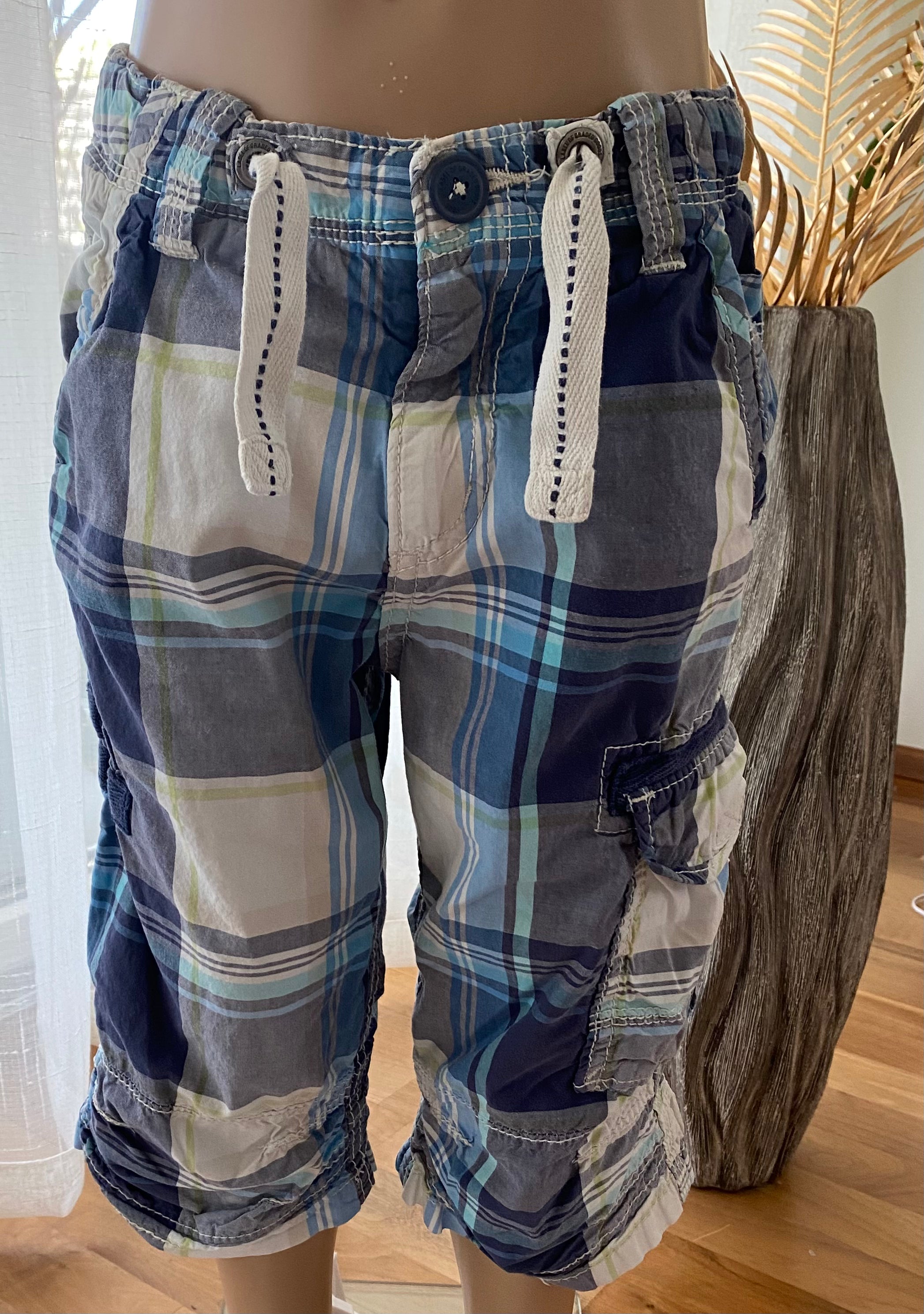 Kinder Cargo Shorts in Blau Grau kariert mit Kordelzug und Seitentaschen, Vorderansicht am Mannequin