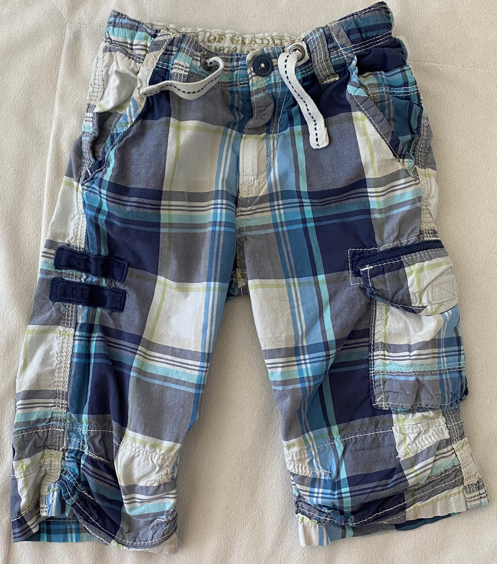 Karierte Kinder Shorts in Blau Grau im Cargo Stil mit Taschen und Kordelzug, flach liegend fotografiert