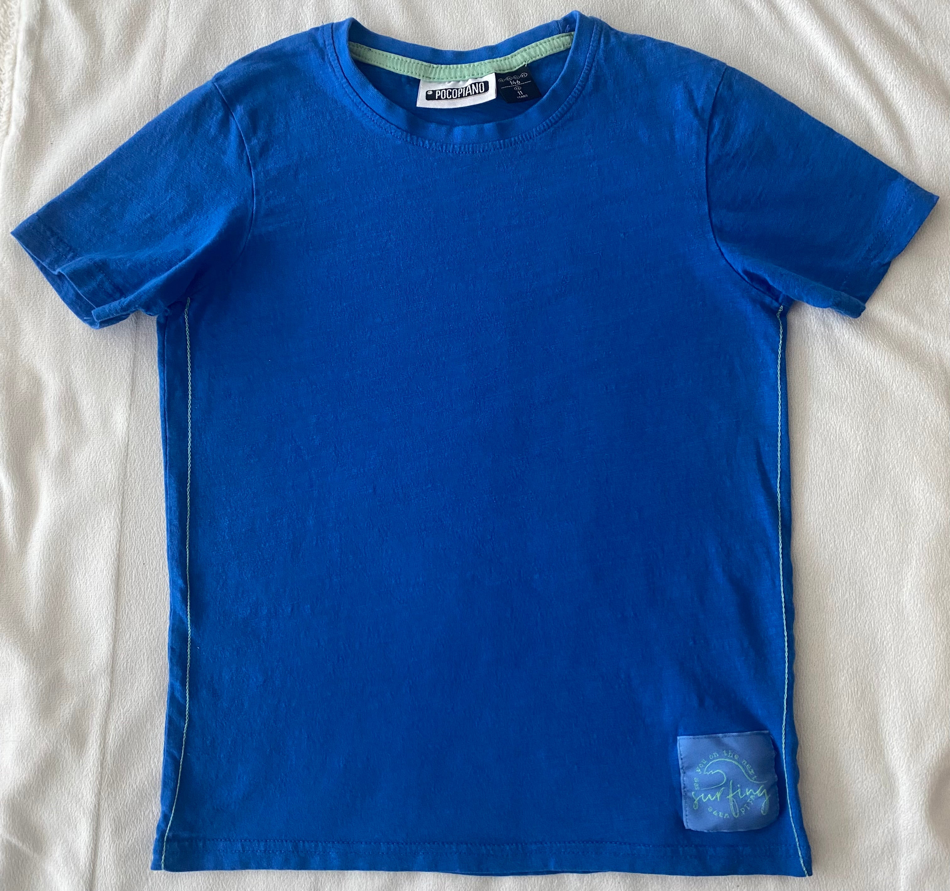 Kinder T-Shirt Pocopiano blau kurzarm mit grünem Kragen und Surfing Patch, Vorderansicht