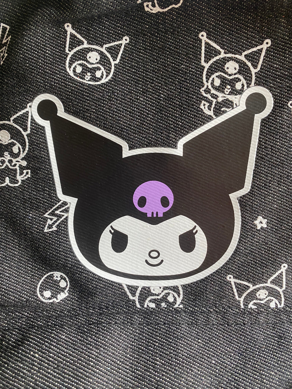 Aufkleber mit Hello Kitty and Friends Motiv am Kuromi Rucksack