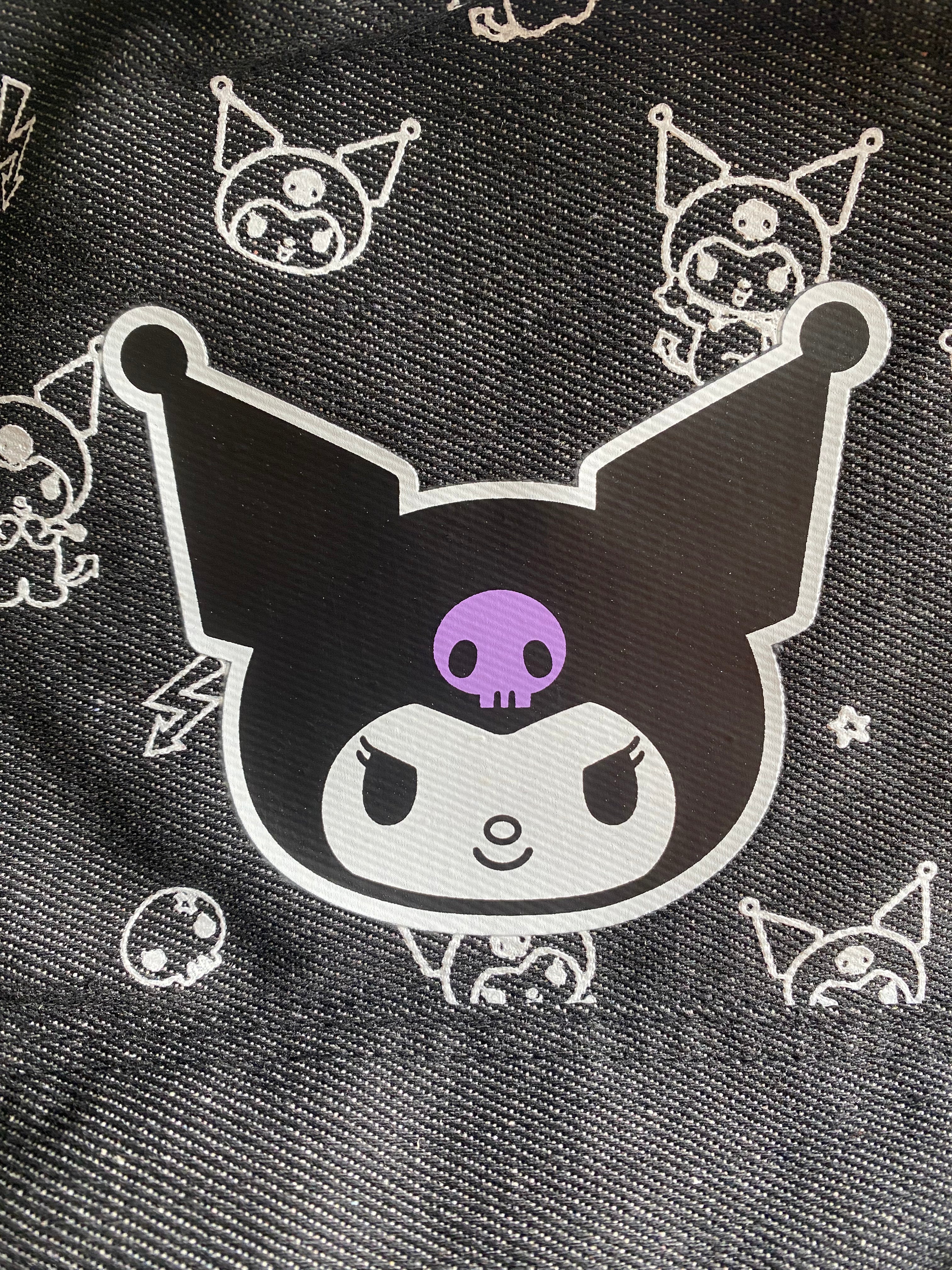 Aufkleber mit Hello Kitty and Friends Motiv am Kuromi Rucksack