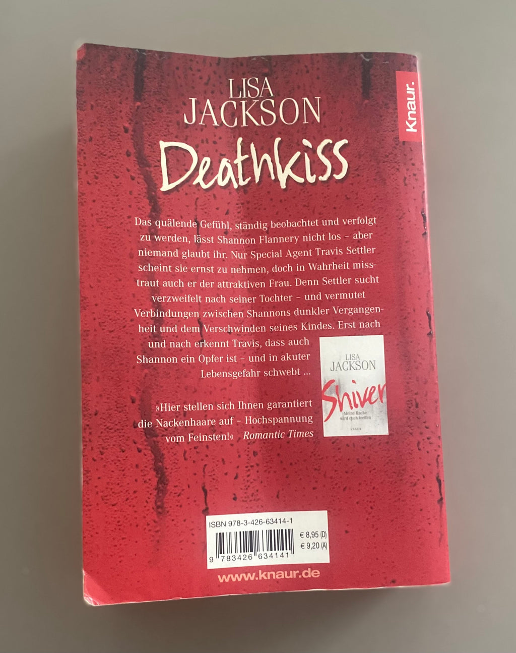 Taschenbuch „Süß schmeckt die Rache (Death Kiss)“ von Lisa Jackson, rotes Thriller-Cover aus dem Knaur Verlag in sehr gutem gebrauchten Zustand. Rückseite