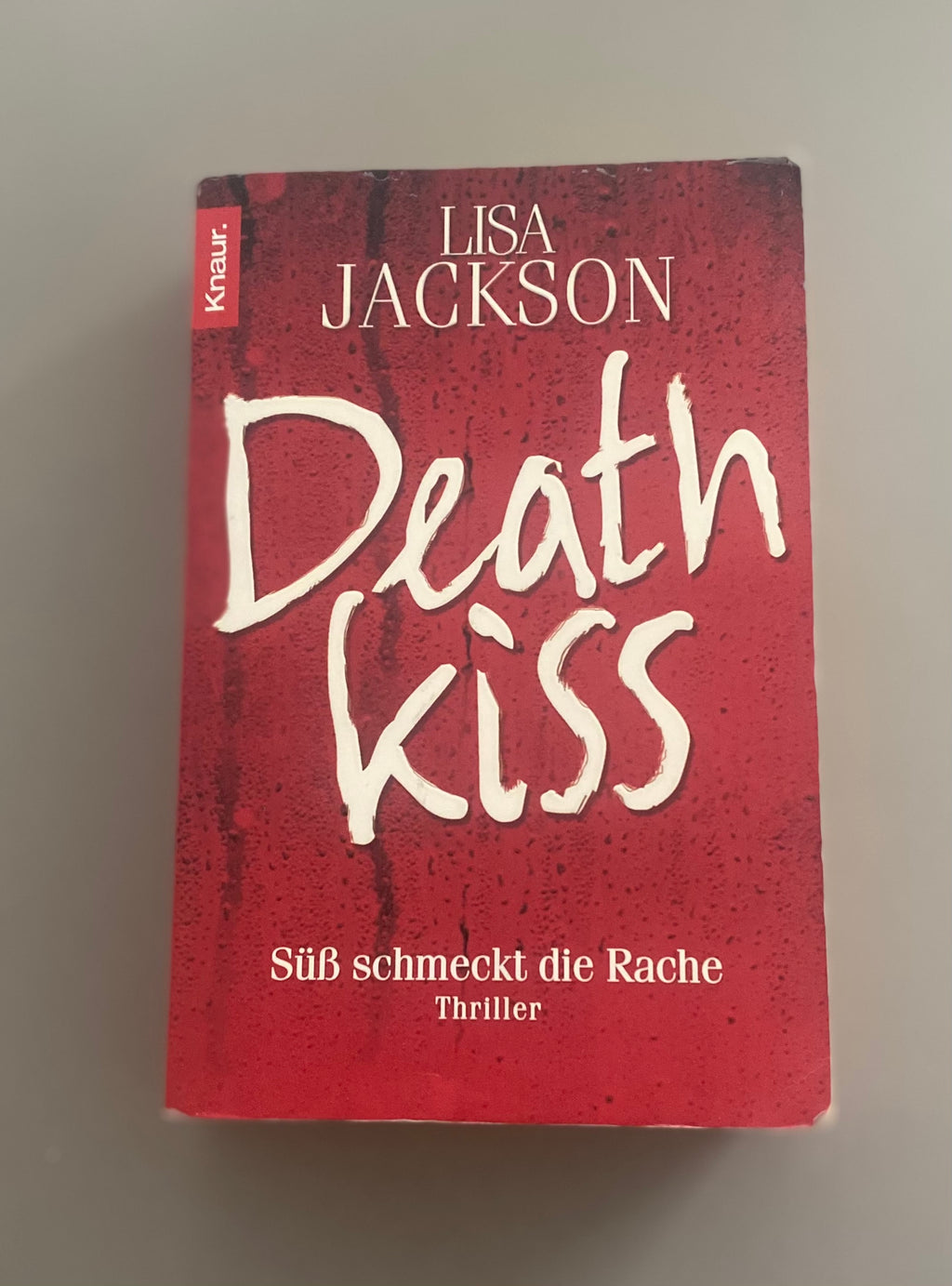 Taschenbuch „Süß schmeckt die Rache (Death Kiss)“ von Lisa Jackson, rotes Thriller-Cover aus dem Knaur Verlag in sehr gutem gebrauchten Zustand. Vorderseite
